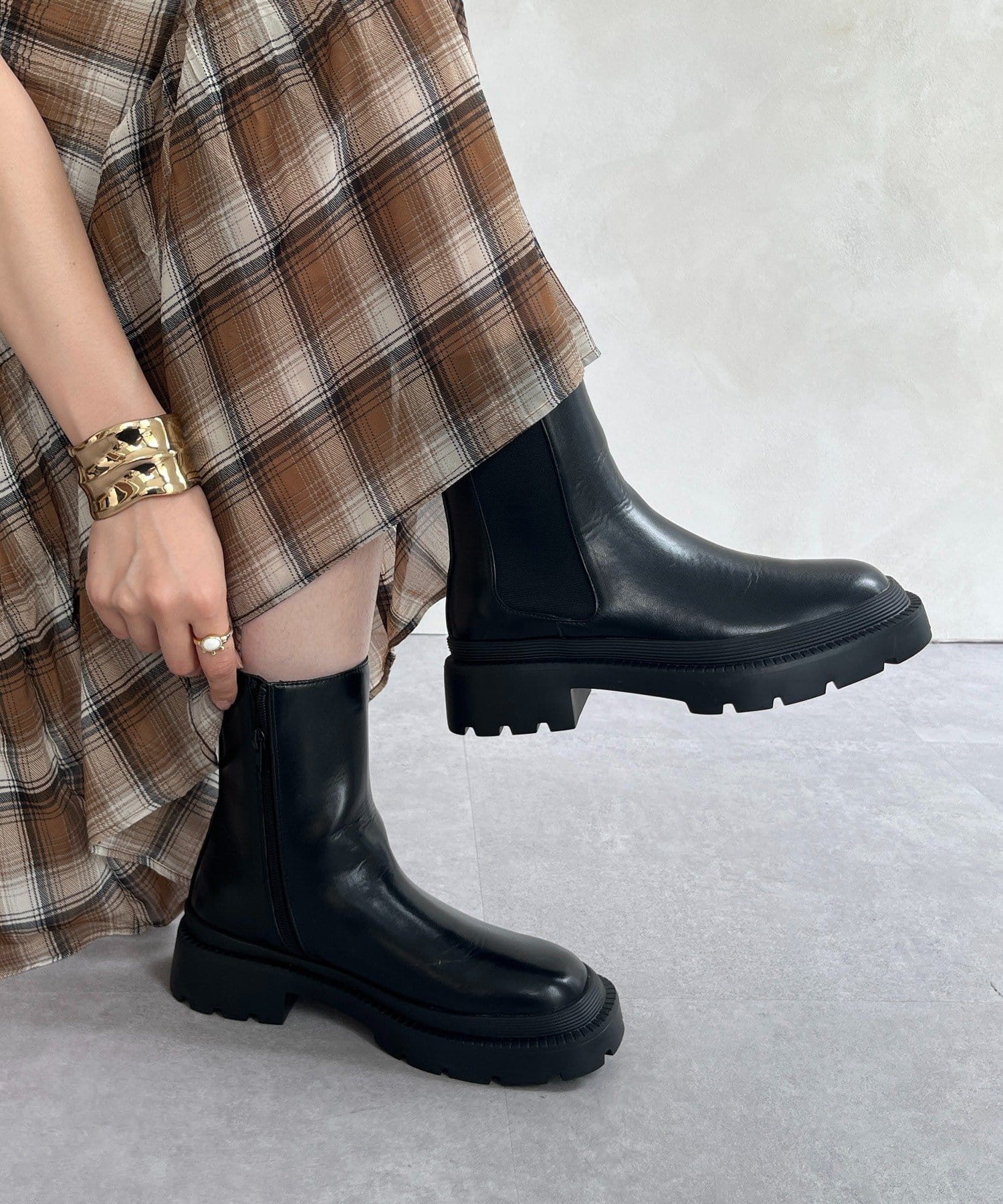 ■2025 AUTUMN ＆ WINTER ITEM■トレンド感のあるボリュームソール！サイドゴアタンクショートブーツ存在感がありながらも、どんなスタイルにも馴染むデザインは、ワードローブに欠かせない