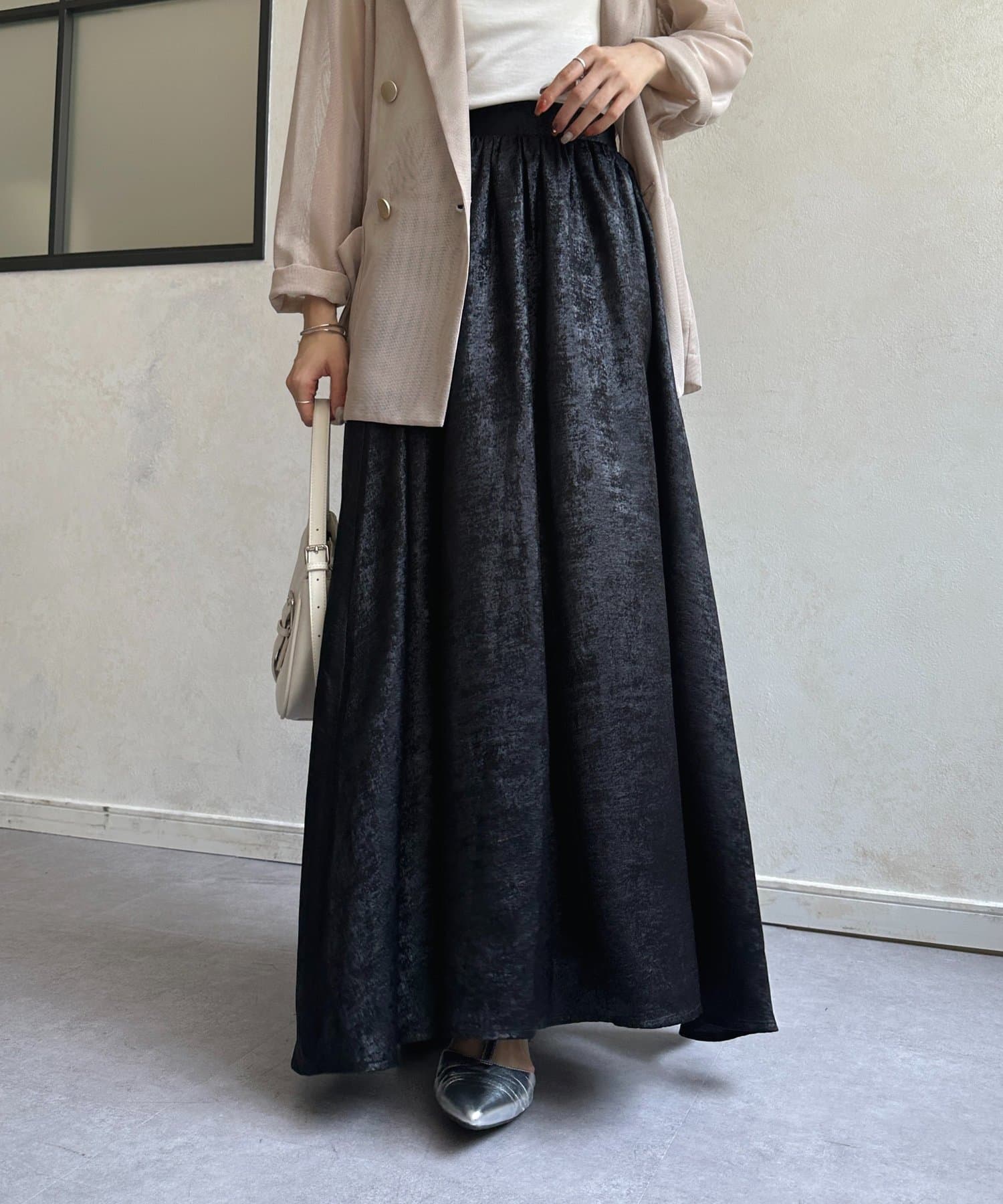 Thevon.(ゼヴォン) シャイニーサテンロングスカート