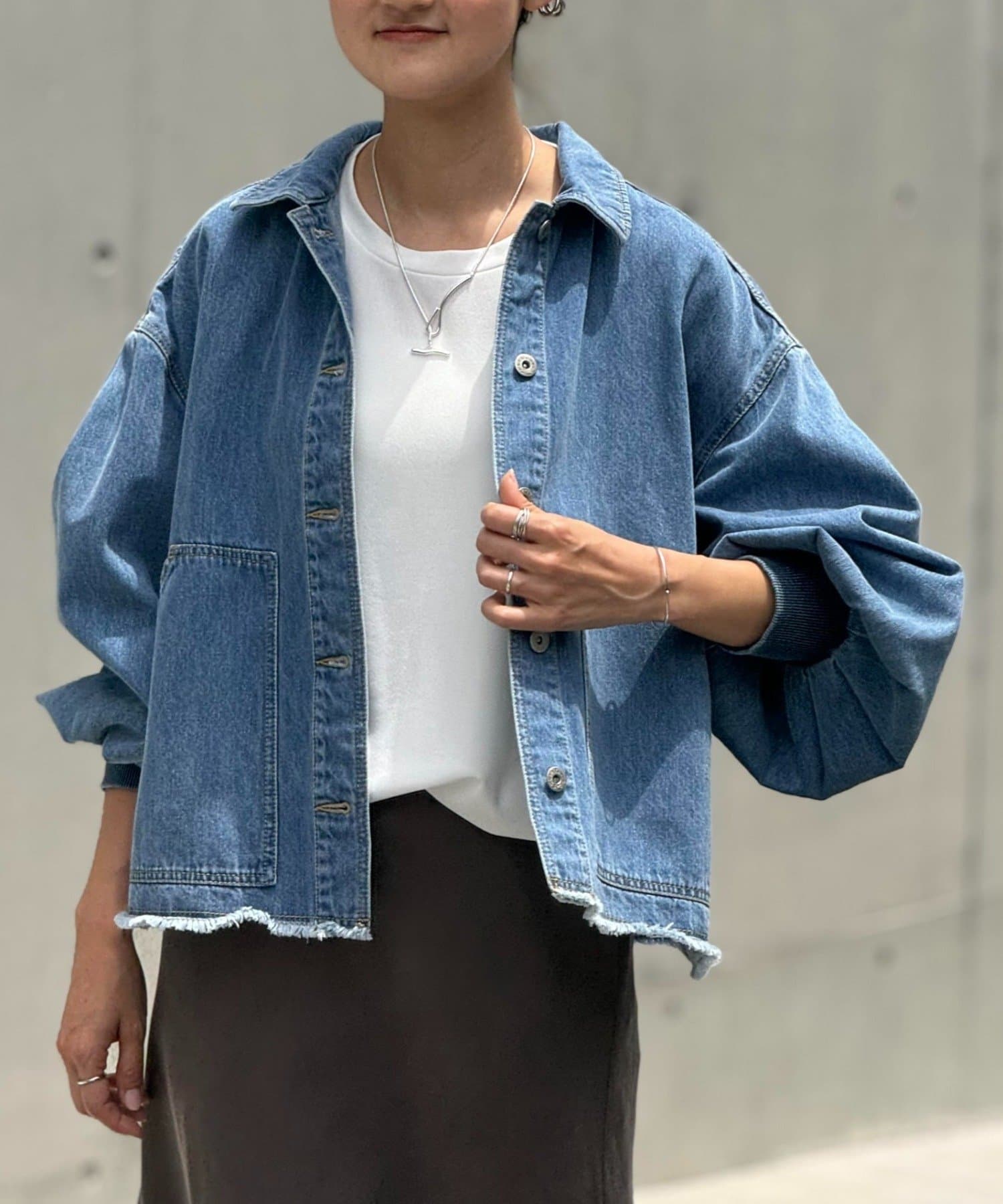 ■アイテム袖がパフデザインになった大人のデニムジャケット。今回は新たに小さいサイズ(０サイズ)が登場。程よく柔らかさのある生地と、絶妙な色落ち感が魅力の一着。袖口はリブになっているので、たくし上げると