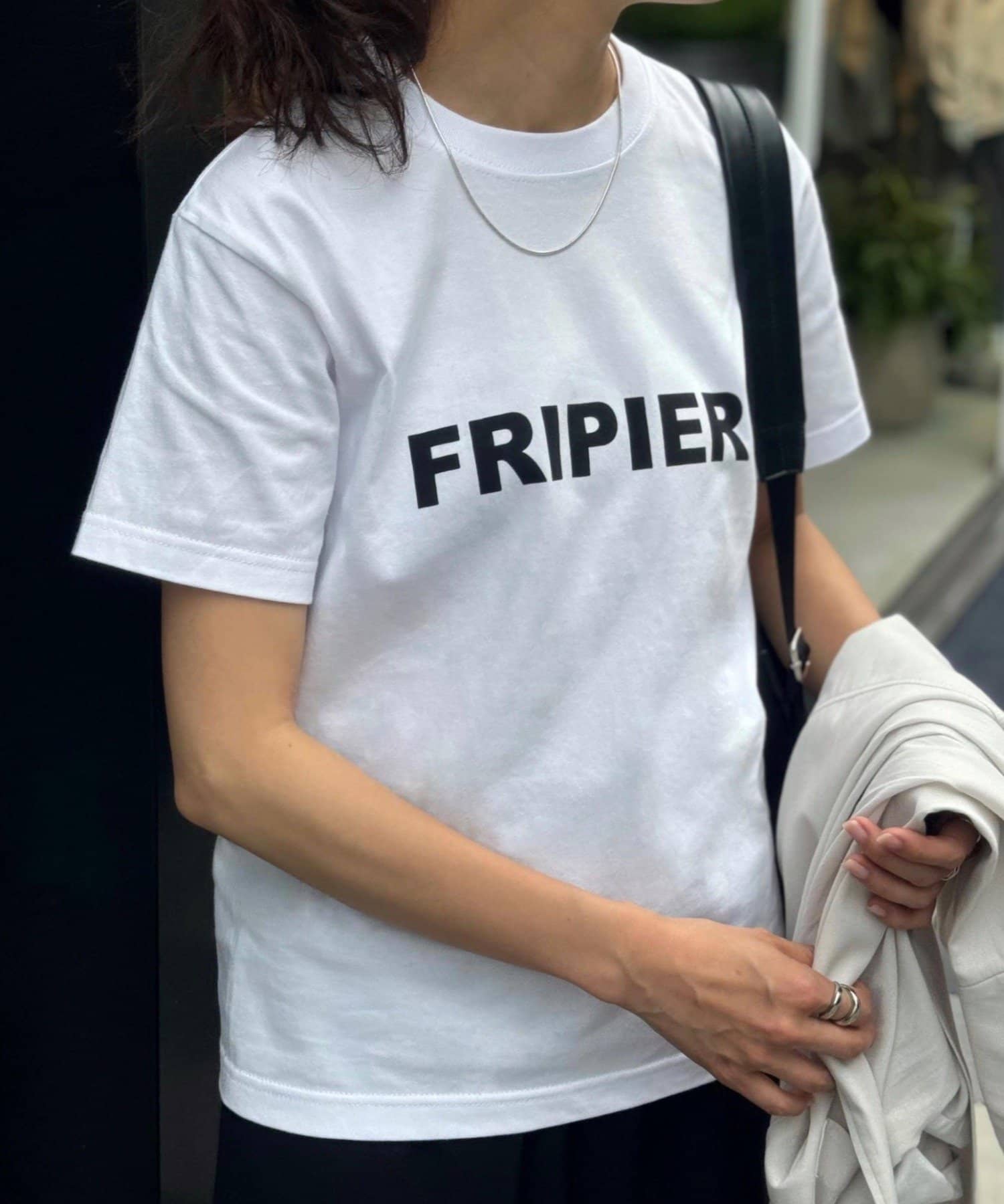 ■アイテム「FRIPIER／フリピエ」のロゴをあしらった、コットン100％のプリントTシャツ。6.2オンスのしっかりとした生地で、肌ざわりの良さと型崩れしにくさを両立したタフな一枚です。首元はダブルス