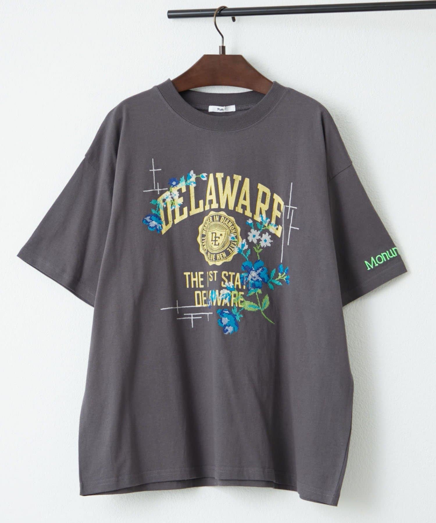 NICE CLAUP / OLIVE des OLIVE OUTLET(ナイスクラップ  / オリーブ デ オリーブ アウトレット) 【NAO】刺繍カレッジTシャツ