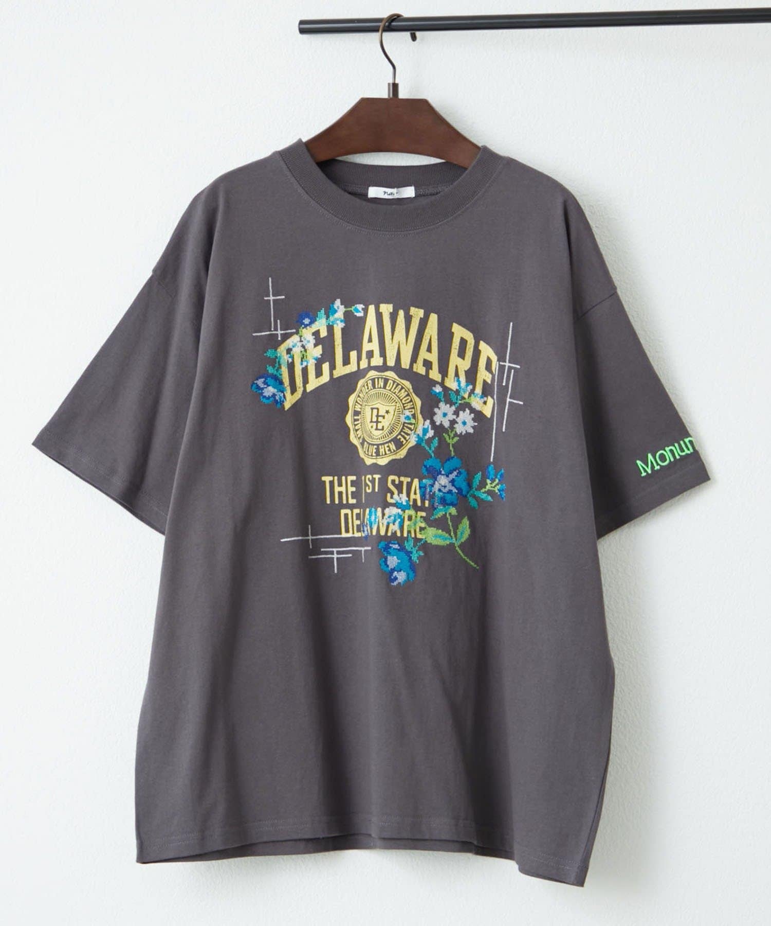 NICE CLAUP / OLIVE des OLIVE OUTLET(ナイスクラップ  / オリーブ デ オリーブ アウトレット) 【NAO】刺繍カレッジTシャツ