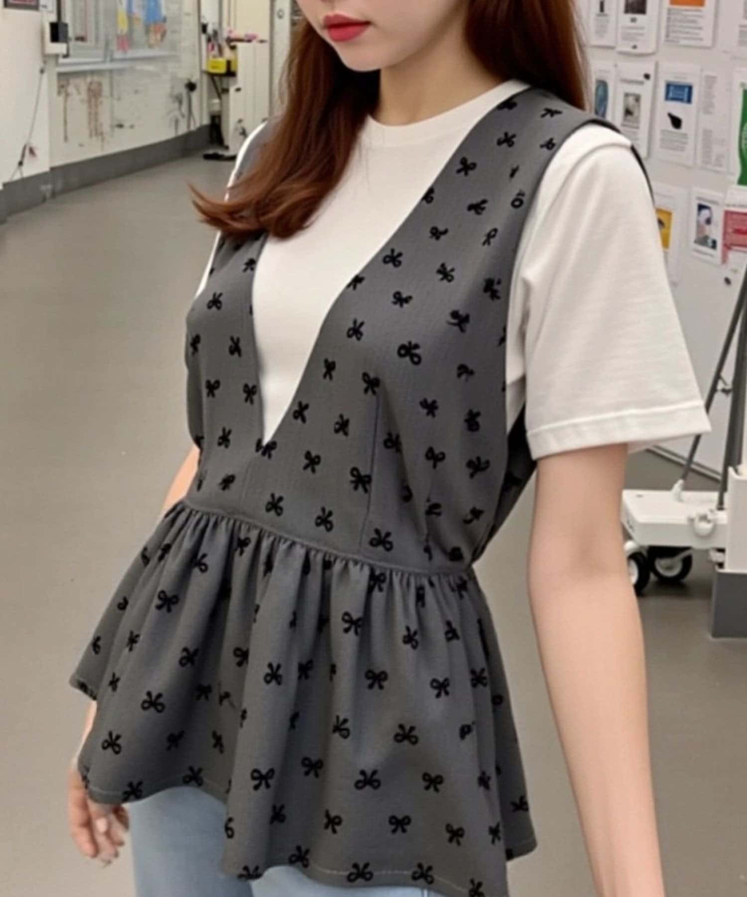 **✨ 大人可愛いを叶える！リボン柄ペプラムトップス ✨**「可愛い」と「大人」のバランスが絶妙な、リボン柄ペプラムトップスが登場しました！深めのVネックがデコルテを美しく見せ、ほんのりセクシーさもプ