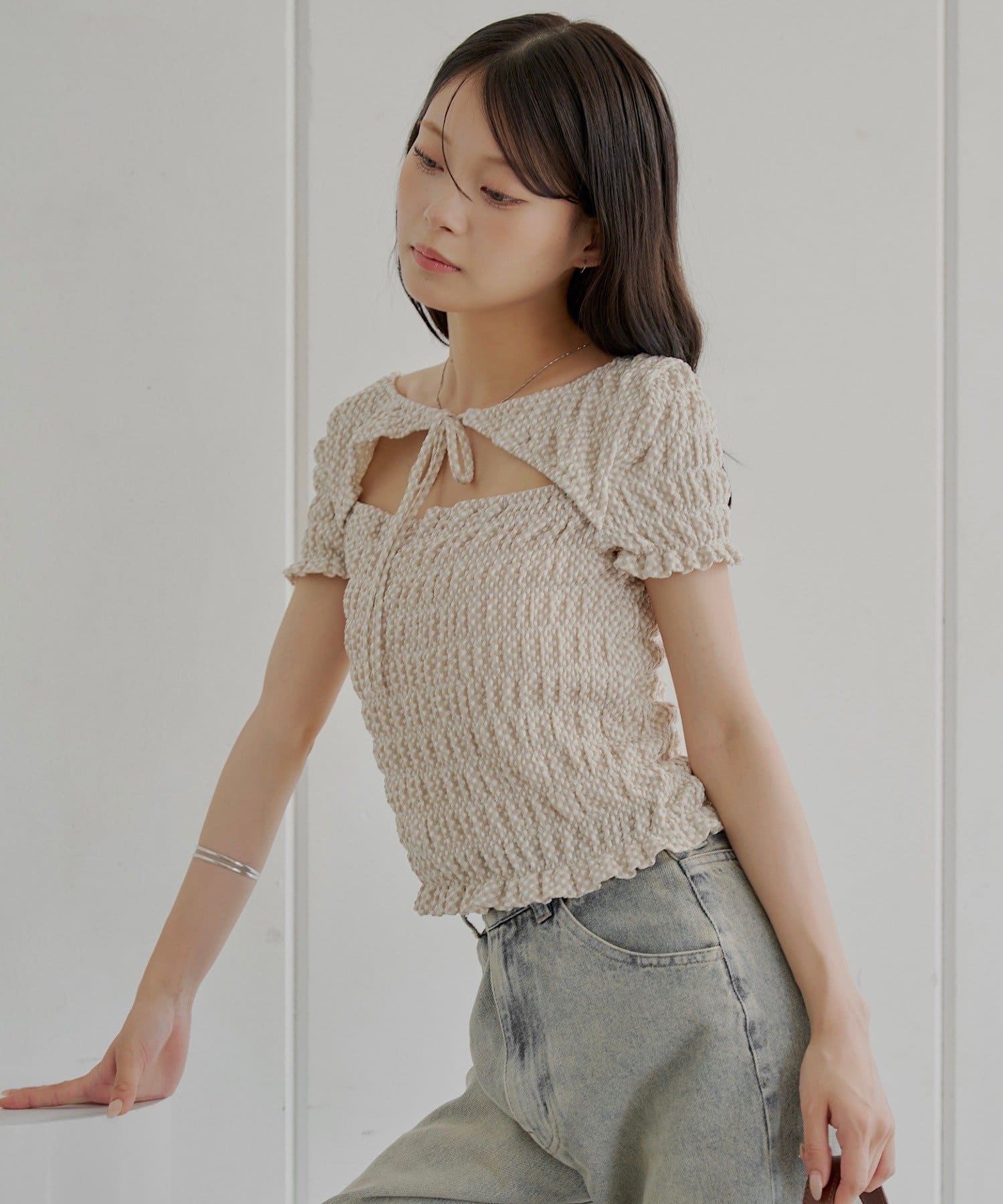 抜け感と可愛らしさを両立するトップス登場！※こちらはトップスのみの商品でございます。スカートとのセットアイテムではございません。予めご了承くださいませ。▶商品ポイント・胸元のカットアウトデザインは、ヘ