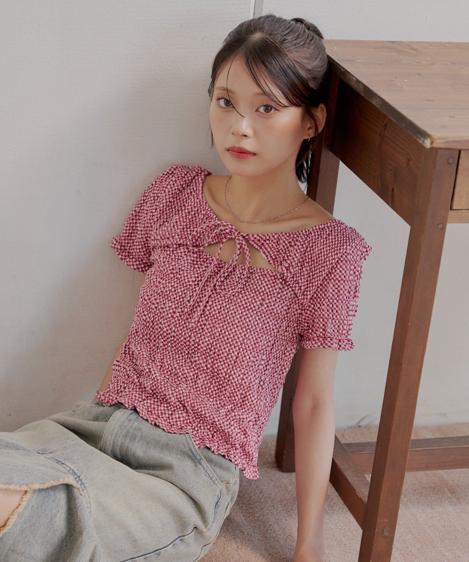 抜け感と可愛らしさを両立するトップス登場！※こちらはトップスのみの商品でございます。スカートとのセットアイテムではございません。予めご了承くださいませ。▶商品ポイント・胸元のカットアウトデザインは、ヘ