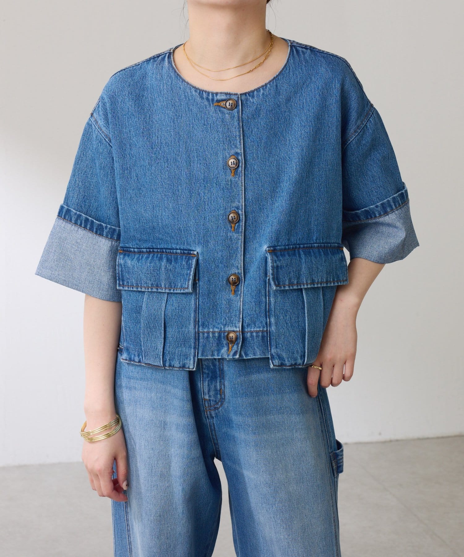 シャツ感覚でロングシーズン羽織れる短丈ジャケット【POINT】・カラーによって素材が異なります。ブルーはデニムでブラウンはスウェード見えする素材です。ブルーは【ルーズアジャストデニム　CLQ50521
