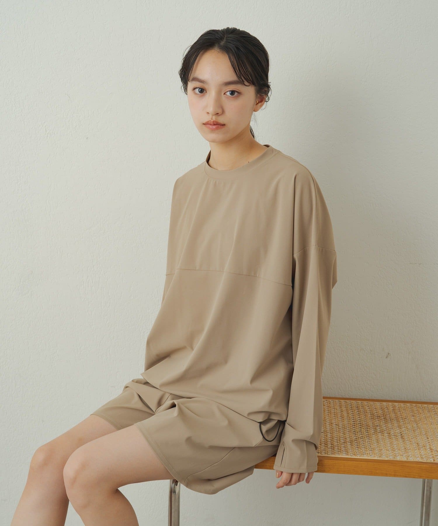 【UVカット加工も付いて機能性・素材にも拘ったオーバーサイズが洒落ているラッシュガード】環境に配慮したリサイクルポリエステルを使用。昨年大好評だったアイテムがアイボリーとキャメルの新色を加えて登場です