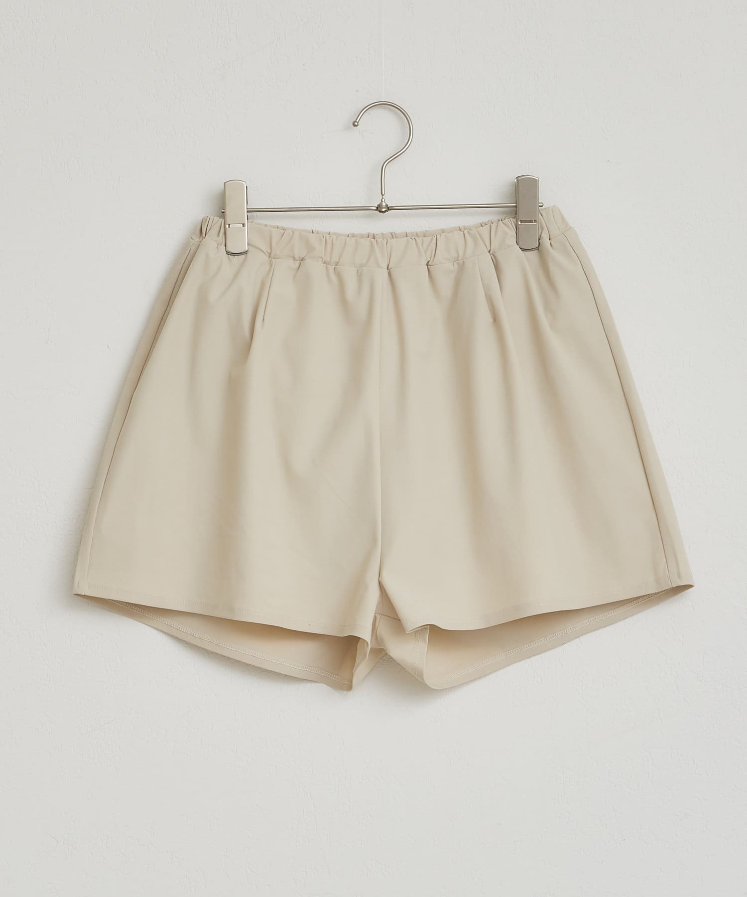 【UVカット加工も付いて素材にも拘ったインナー付きスイムショートパンツ】環境に配慮したリサイクルポリエステルを使用。昨年大好評だったアイテムがアイボリーとキャメルの新色を加えて登場です！・程よく伸縮性