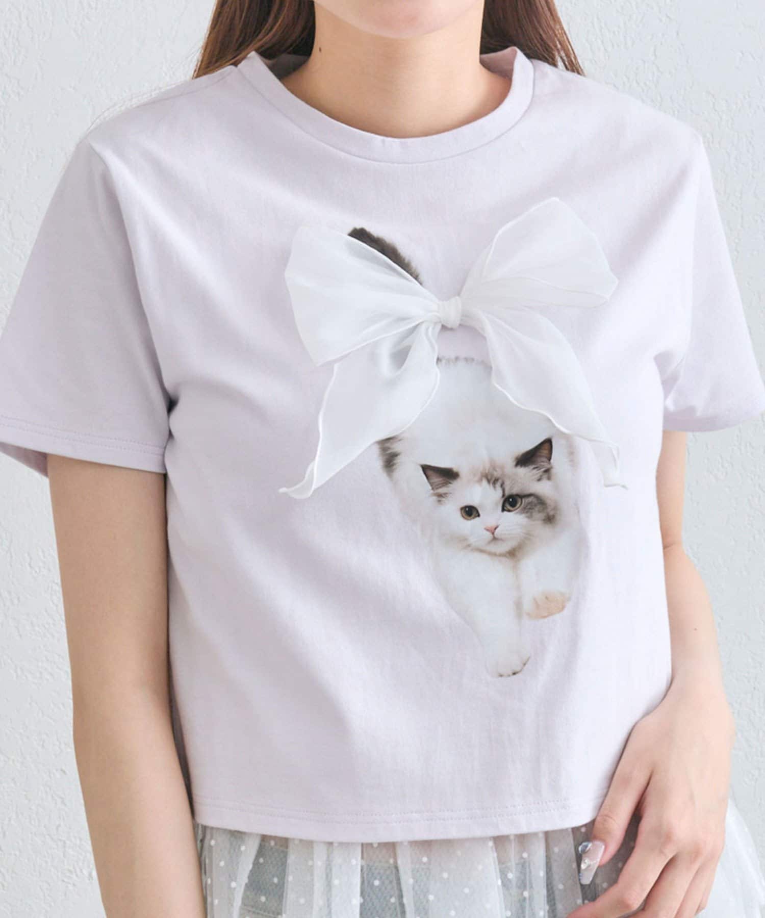 ネコプリントが目を惹くガーリーTシャツ■デザイン・カラーごとに異なるネコのプリントにリボンや刺繍をプラスしたデザイン。・コンパクトなサイズ感で着ぶくれしにくく、スタイルアップ効果も抜群。・柔らかく触り