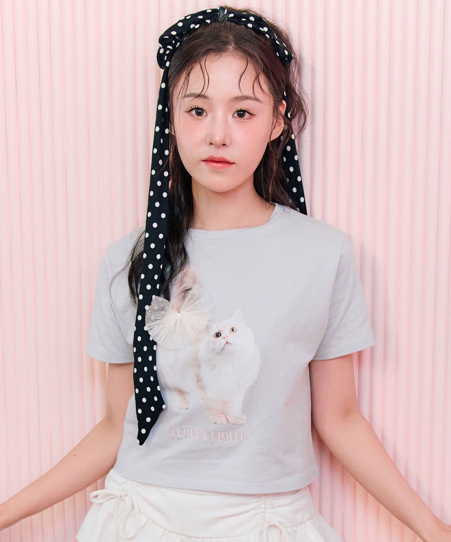 ネコプリントが目を惹くガーリーTシャツ■デザイン・カラーごとに異なるネコのプリントにリボンや刺繍をプラスしたデザイン。・コンパクトなサイズ感で着ぶくれしにくく、スタイルアップ効果も抜群。・柔らかく触り