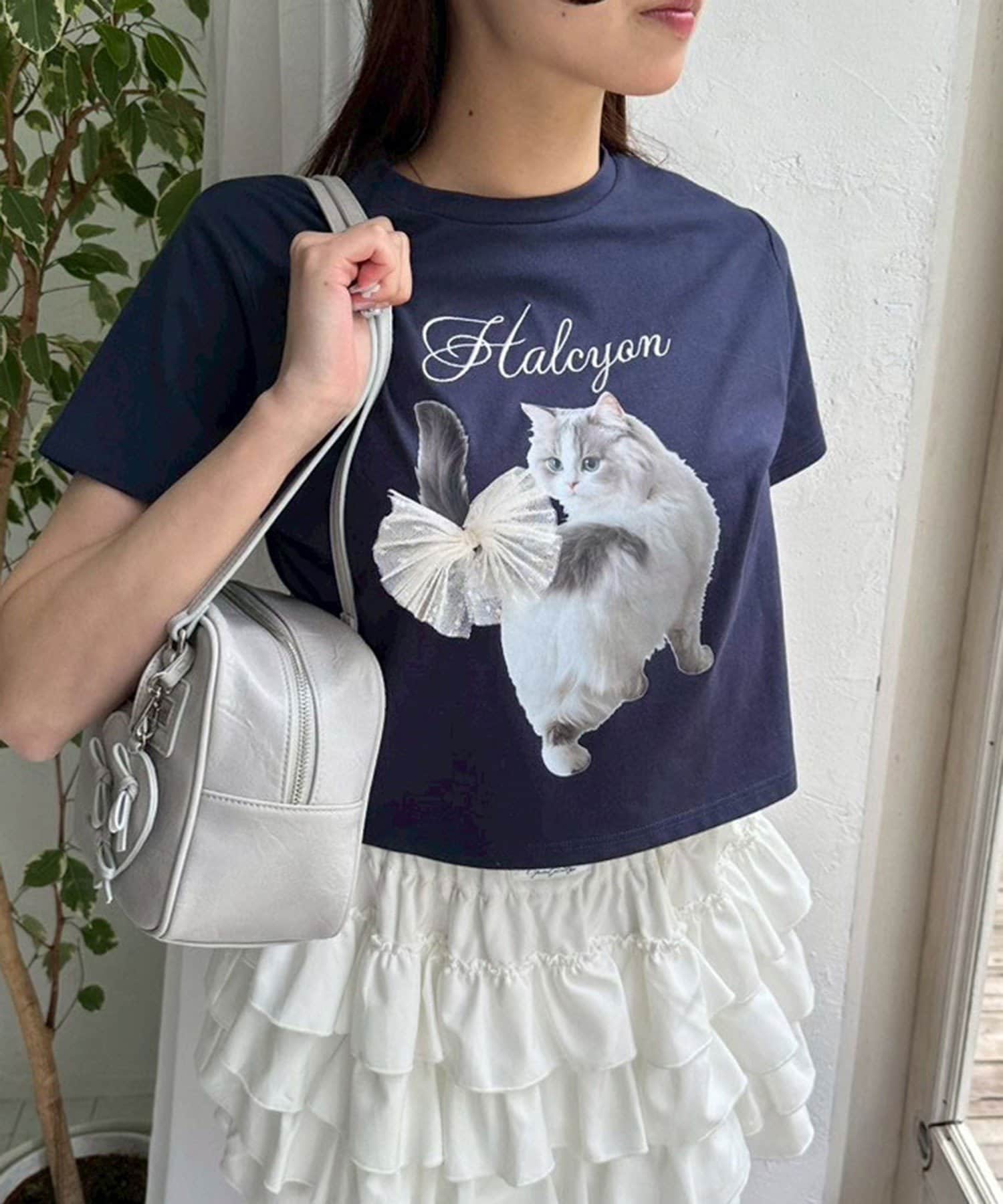 ネコプリントが目を惹くガーリーTシャツ■デザイン・カラーごとに異なるネコのプリントにリボンや刺繍をプラスしたデザイン。・コンパクトなサイズ感で着ぶくれしにくく、スタイルアップ効果も抜群。・柔らかく触り