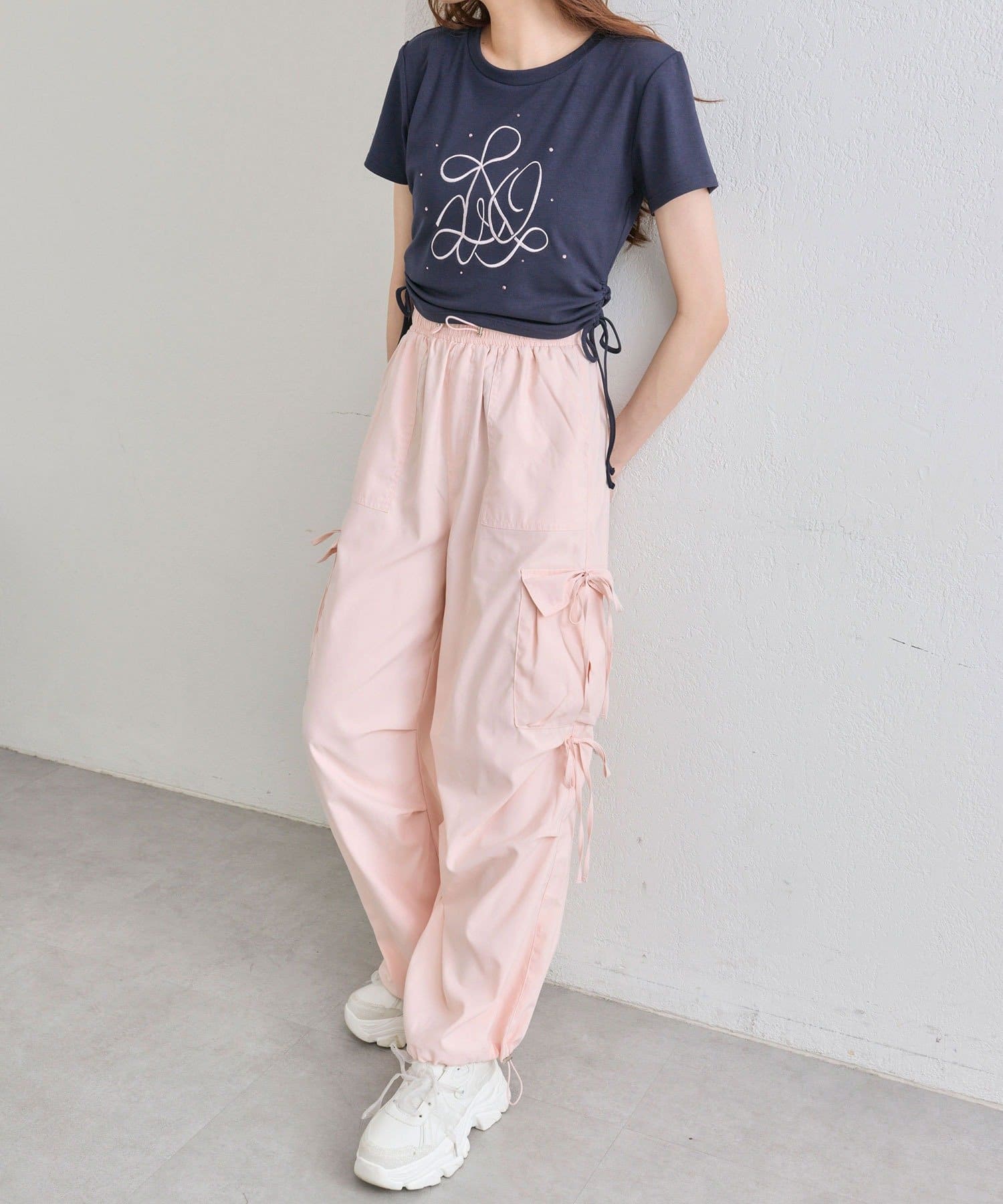 絶妙なパステルカラーで甘さもあるカーゴパンツ■デザイン・淡いカラー展開とサイドのリボンでカジュアルすぎず、女の子らしく着れるカーゴパンツ。・裾はドロストゴムで絞り具合を調節できて、シルエットの変化を楽