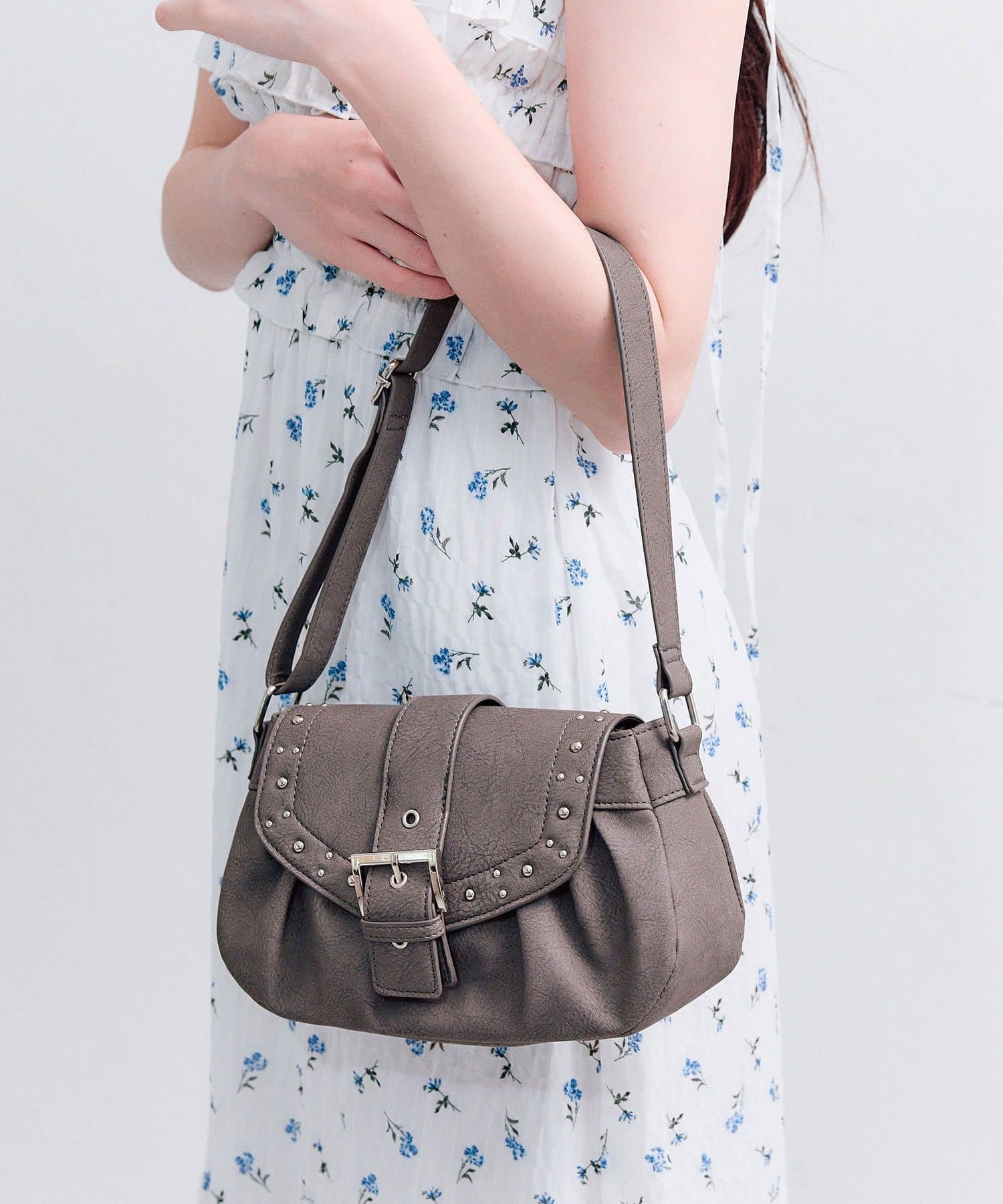 OLIVE des OLIVE(オリーブ デ オリーブ) スタッズ付きシャーリングバッグ