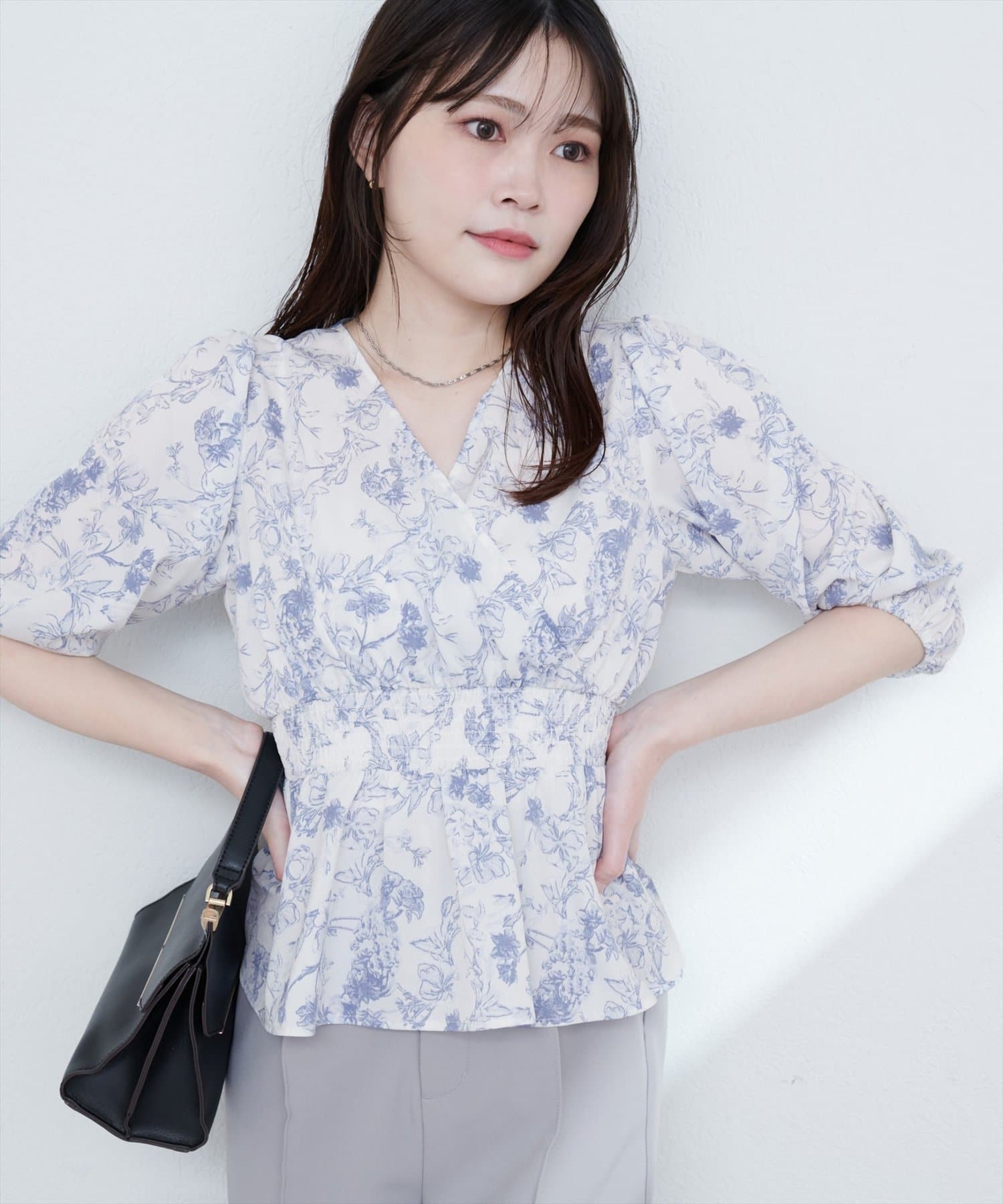natural couture(ナチュラルクチュール) 【WEB限定】淡彩フラワーVネックペプラムブラウス