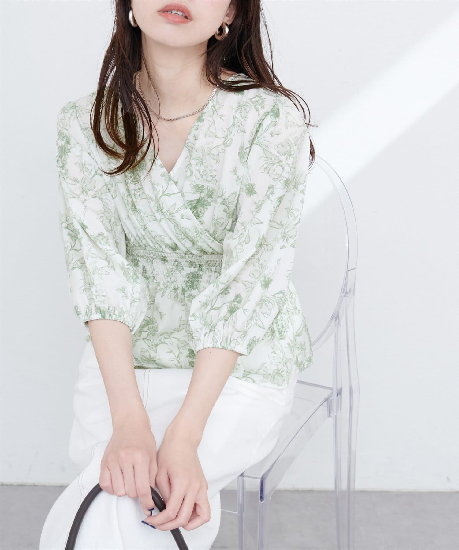 natural couture(ナチュラルクチュール) 【WEB限定】淡彩フラワーVネックペプラムブラウス