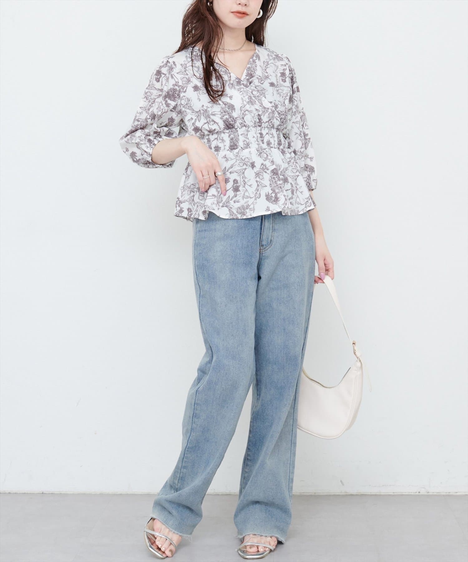 natural couture(ナチュラルクチュール) 【WEB限定】淡彩フラワーVネックペプラムブラウス