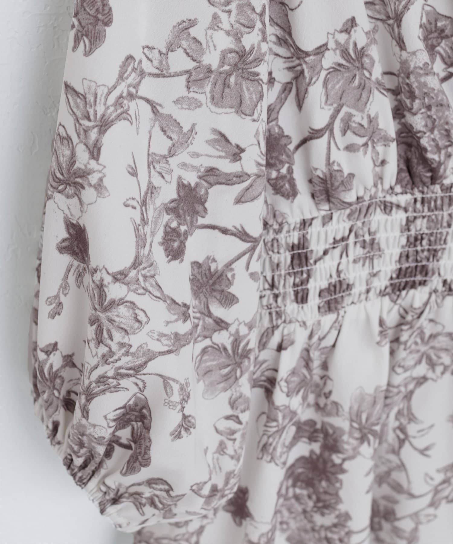 natural couture(ナチュラルクチュール) 【WEB限定】淡彩フラワーVネックペプラムブラウス