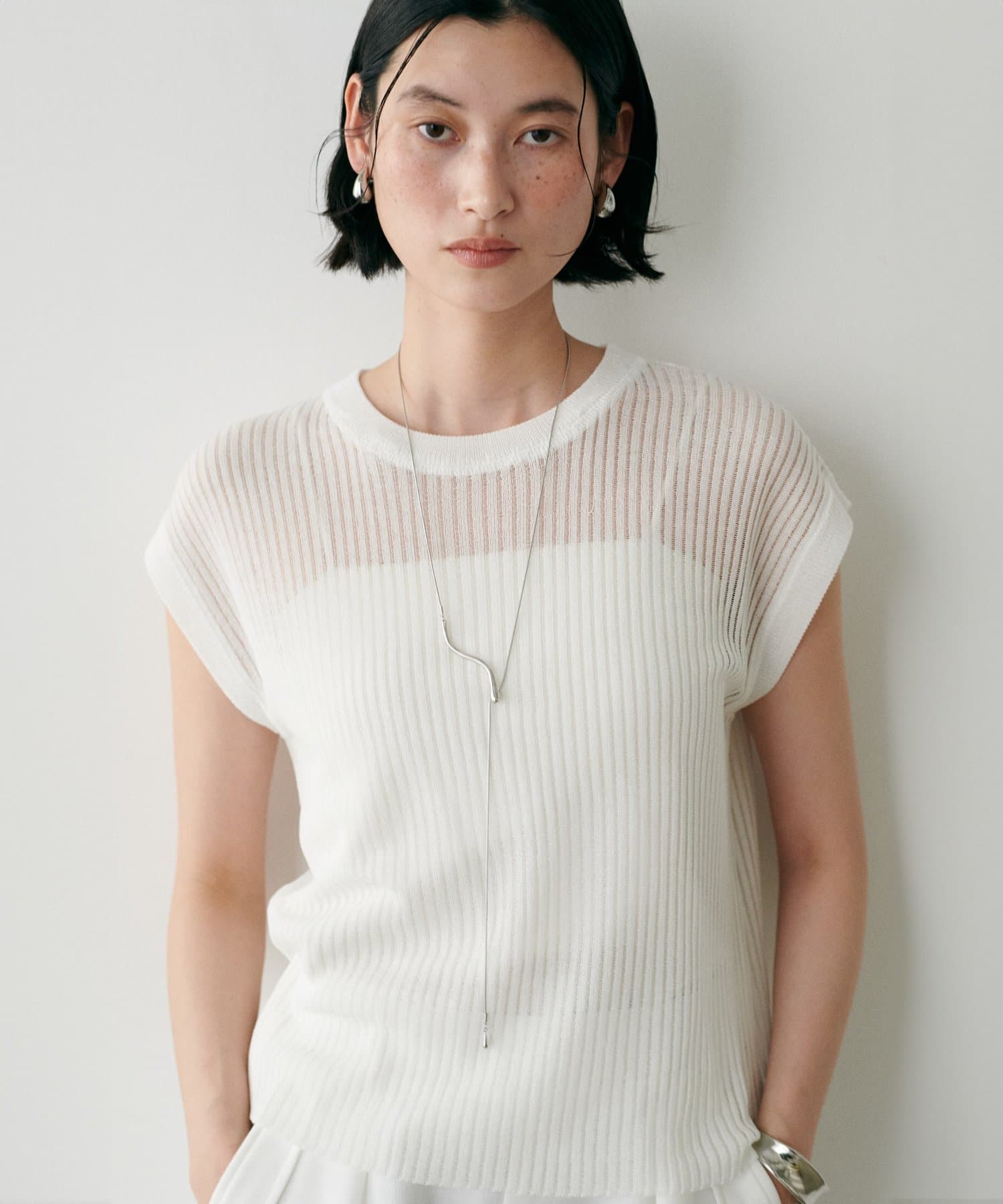 【2025SS LARUTA】針抜きフレンチスリーブニットプルオーバー■Design　繊細な透け感とリブの表情が、シンプルながらも印象的なノースリーブトップス。程よくゆとりのあるシルエットで、ボディラ