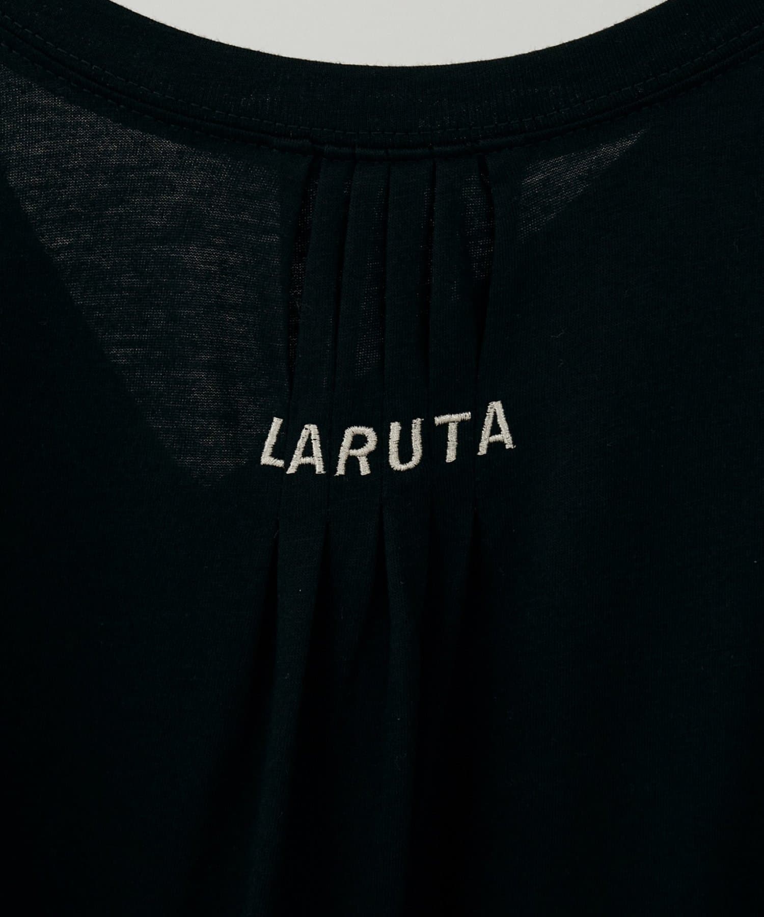 LARUTA(ラルータ) ショルダータックスリーブロゴ刺繍ワンピース