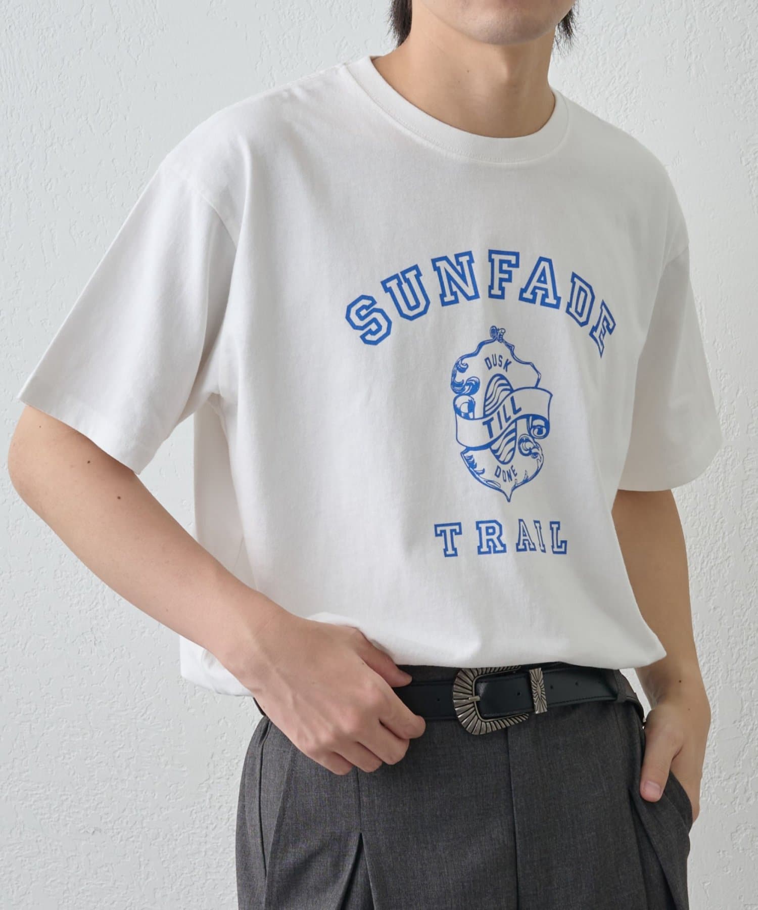【ヴィンテージライクなカレッジプリントTEE】古着のような風合いが魅力のカレッジプリントTEE。シンプルなデザインながらもこなれた雰囲気で、いつものカジュアルスタイルをワンランクアップさせてくれます。