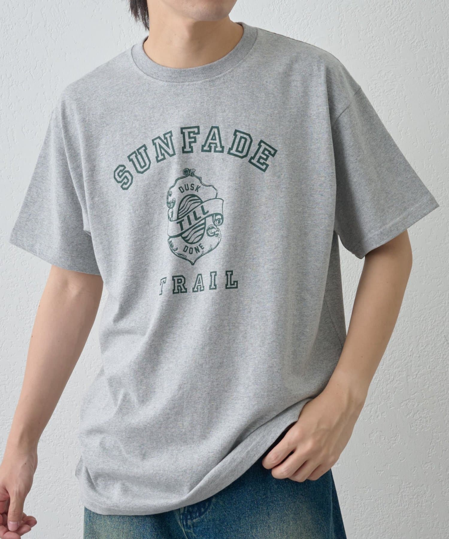 【ヴィンテージライクなカレッジプリントTEE】古着のような風合いが魅力のカレッジプリントTEE。シンプルなデザインながらもこなれた雰囲気で、いつものカジュアルスタイルをワンランクアップさせてくれます。