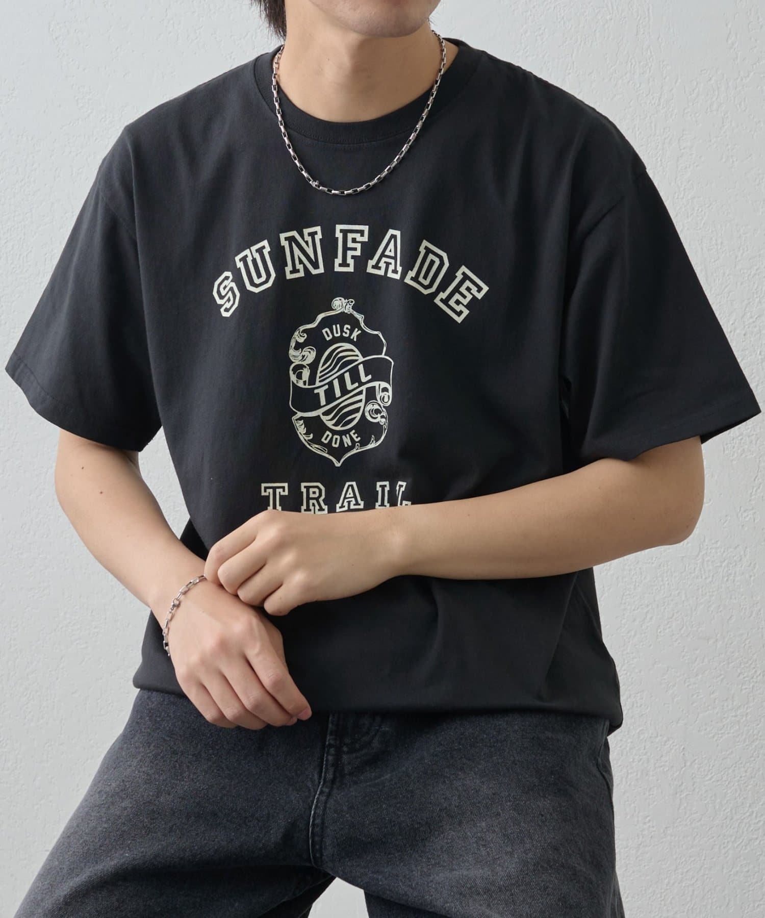 【ヴィンテージライクなカレッジプリントTEE】古着のような風合いが魅力のカレッジプリントTEE。シンプルなデザインながらもこなれた雰囲気で、いつものカジュアルスタイルをワンランクアップさせてくれます。