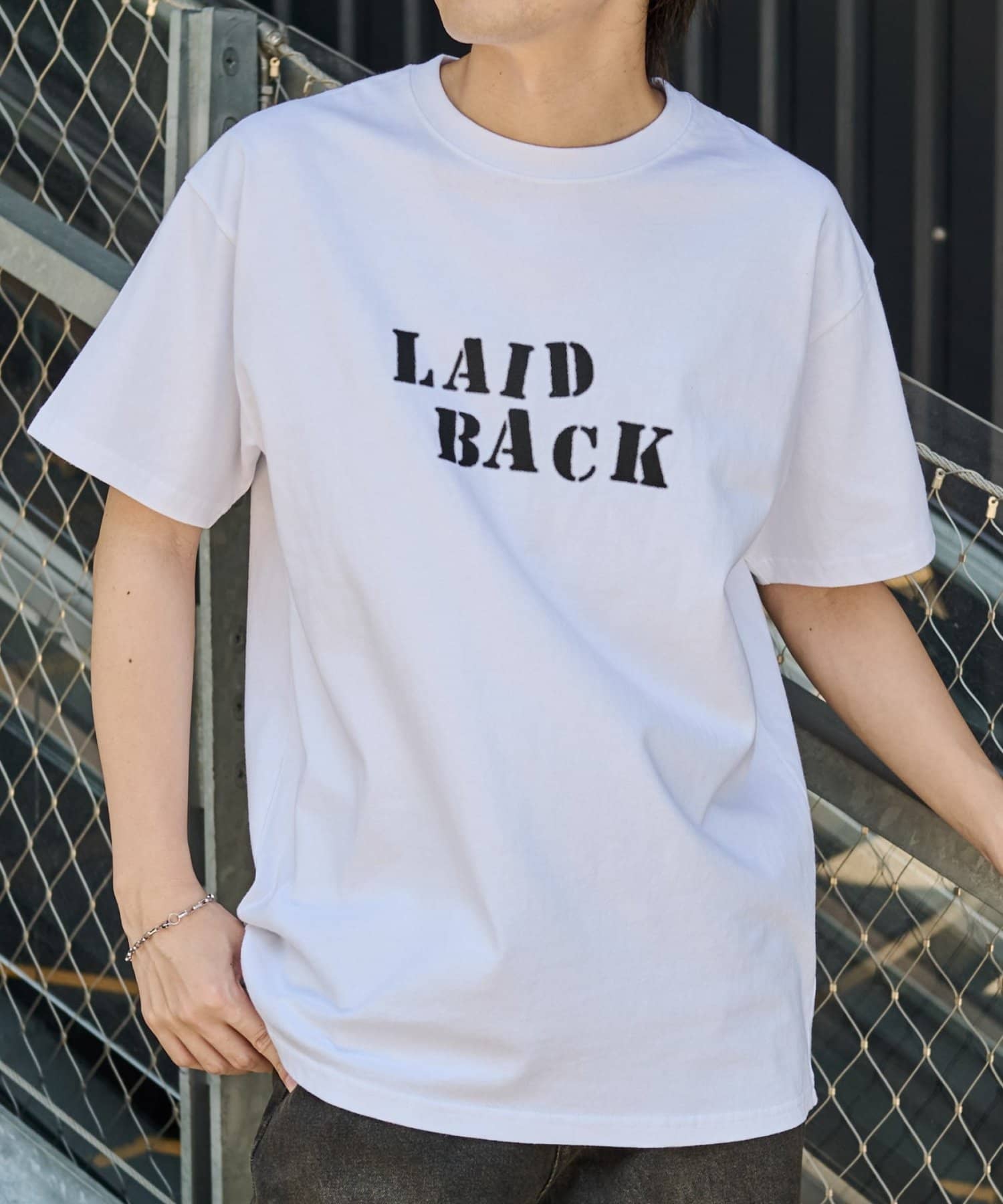 【日常に溶け込む、大人のリラックスTシャツ】「LAID BACK」の文字はカスレた風合いにすることでヴィンテージのようなこなれ感をプラス。シンプルながらもロゴが効いたデザインでいつものカジュアルスタイ