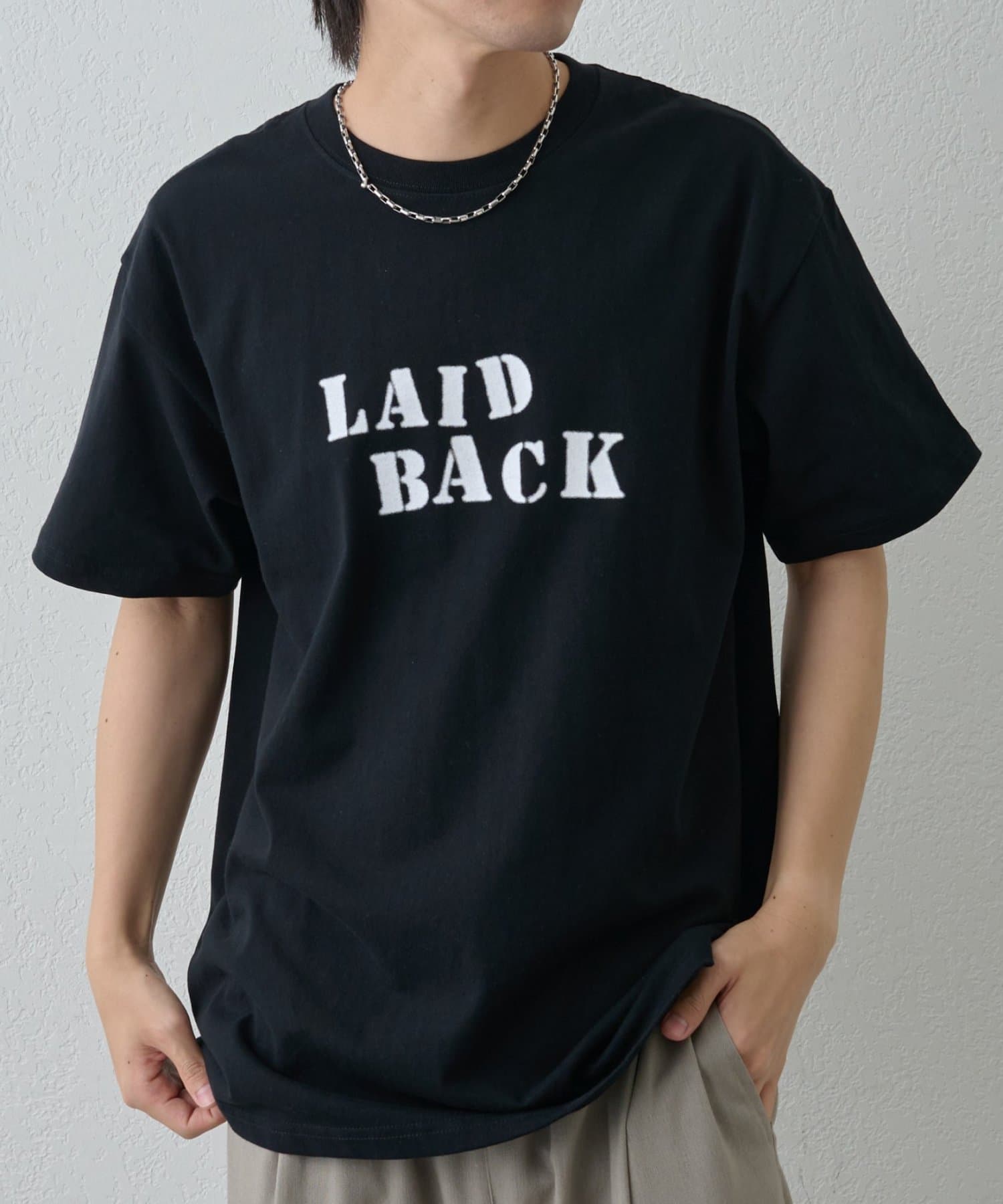 【日常に溶け込む、大人のリラックスTシャツ】「LAID BACK」の文字はカスレた風合いにすることでヴィンテージのようなこなれ感をプラス。シンプルながらもロゴが効いたデザインでいつものカジュアルスタイ