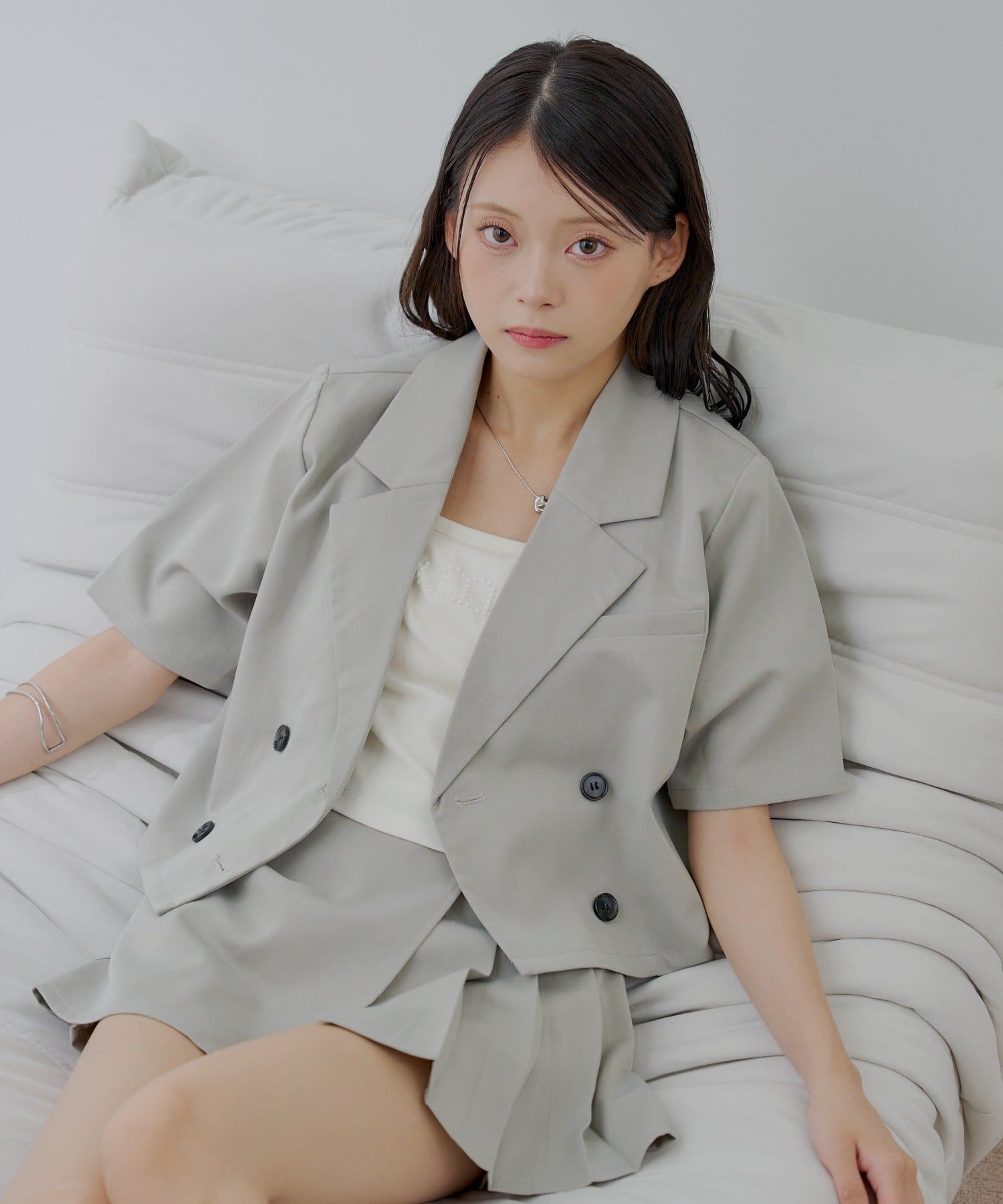 スタイルアップ効果抜群な半袖ダブルジャケット登場！▶商品ポイント・ダブルボタンのデザインが、クラシカルで上品な印象をプラスしてくれます。・ショート丈なのでスタイルアップ効果も抜群で、ハイウエストのボト