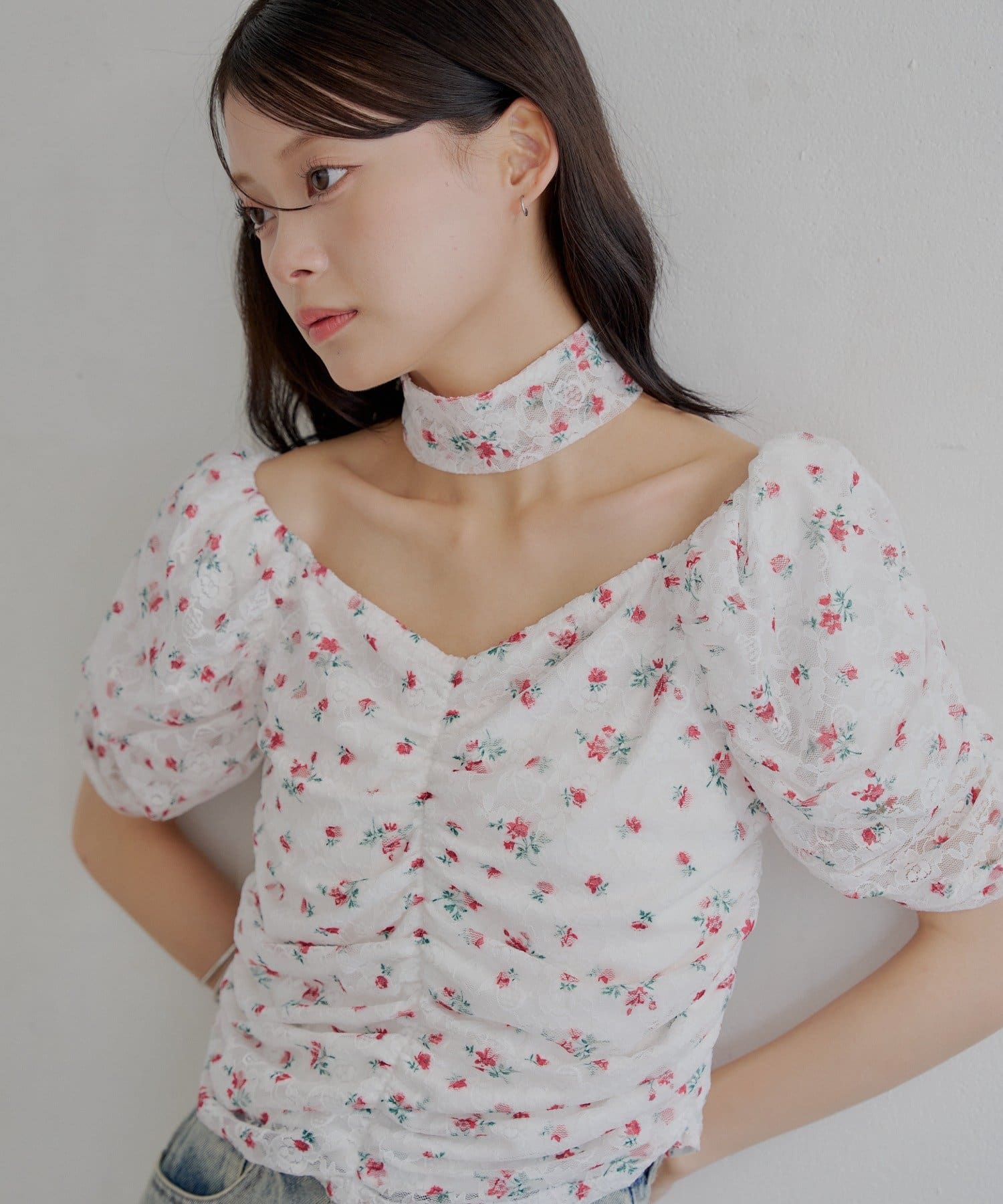 小花柄に包まれる、繊細レースのギャザートップス登場！▶商品ポイント・繊細な小花柄レースが、大人可愛い雰囲気を演出してくれます。・胸元のシャーリングが、ボディラインを美しく引き立て、スタイルアップ効果も