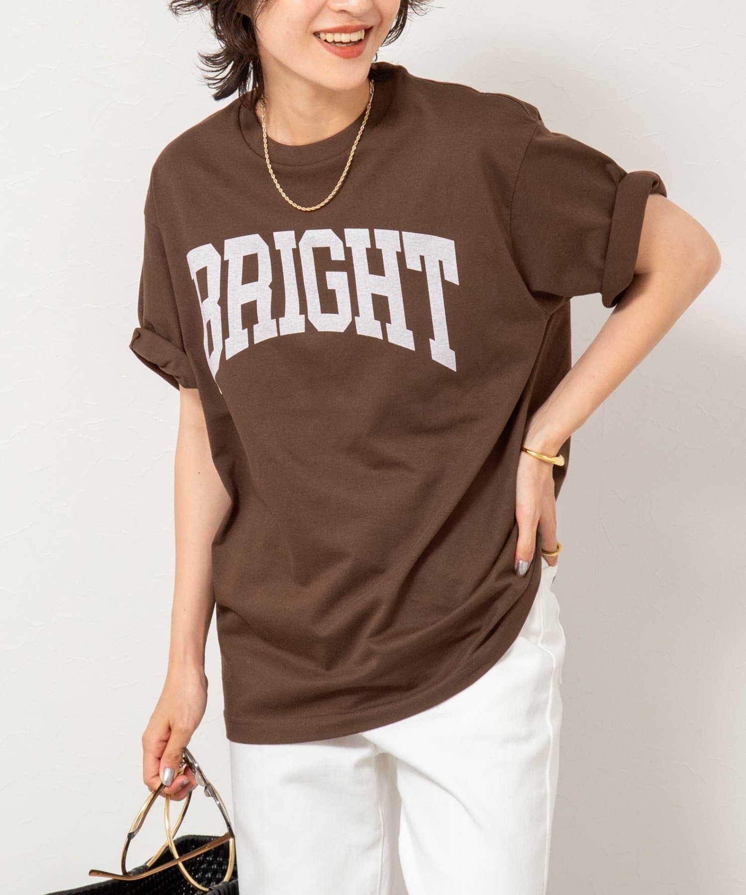 ◇25SS◇Rie Miller◆Point・大人カジュアルコーデの主役になるロゴTシャツ・コンパクトコーマ糸という毛羽の少ない糸を使用しており、光沢感のあるスルっとした肌触り・後ろ衿元のプリントは、