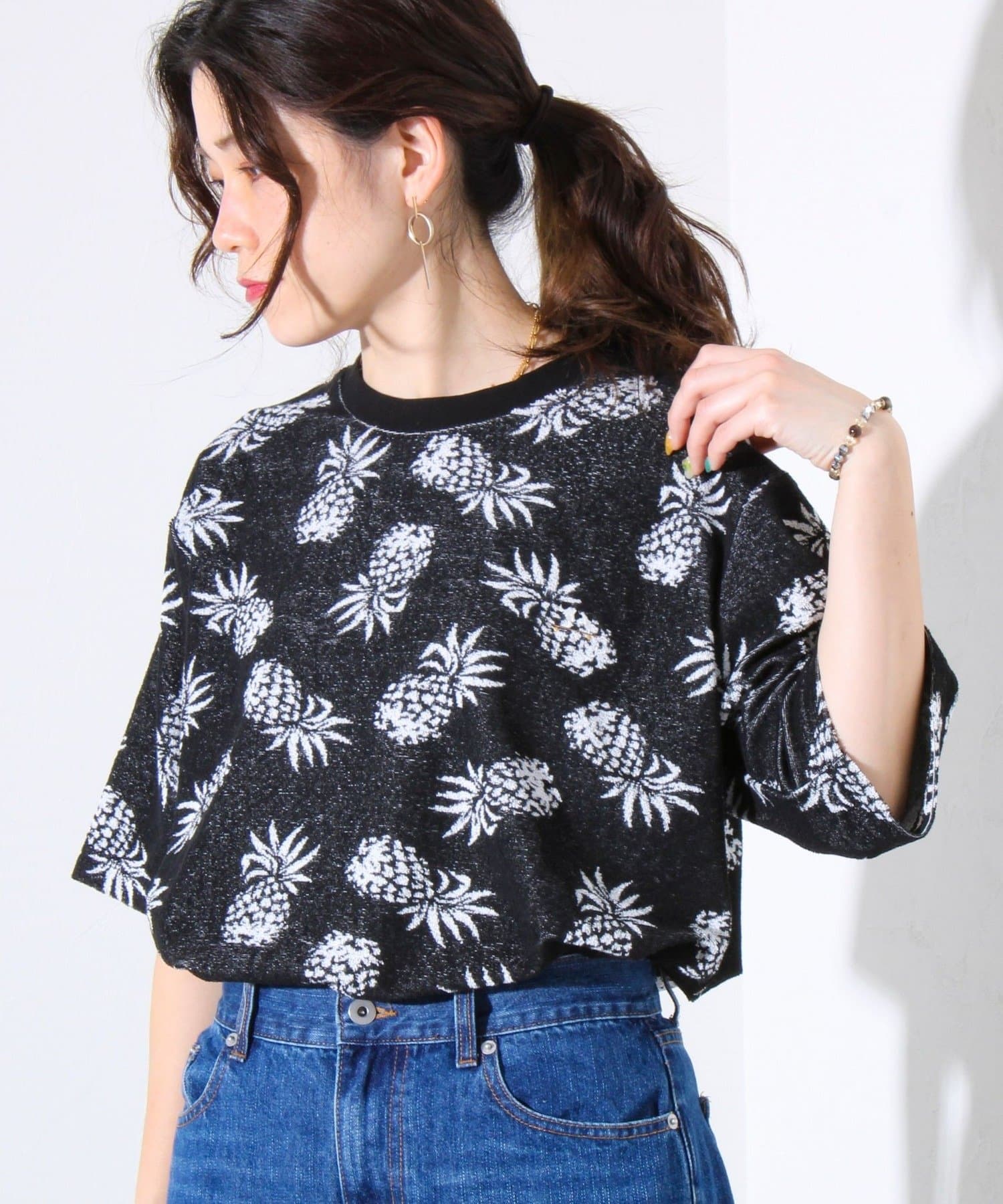 フレブル刺繍入りゆるシルエットパイルTEE柔らかくて肌触りの良いパイル素材を使用した、夏にぴったりなリラックスTEE。胸元にはスケートボードに乗ったフレンチブルドッグ刺繍がワンポイントで入っており、大
