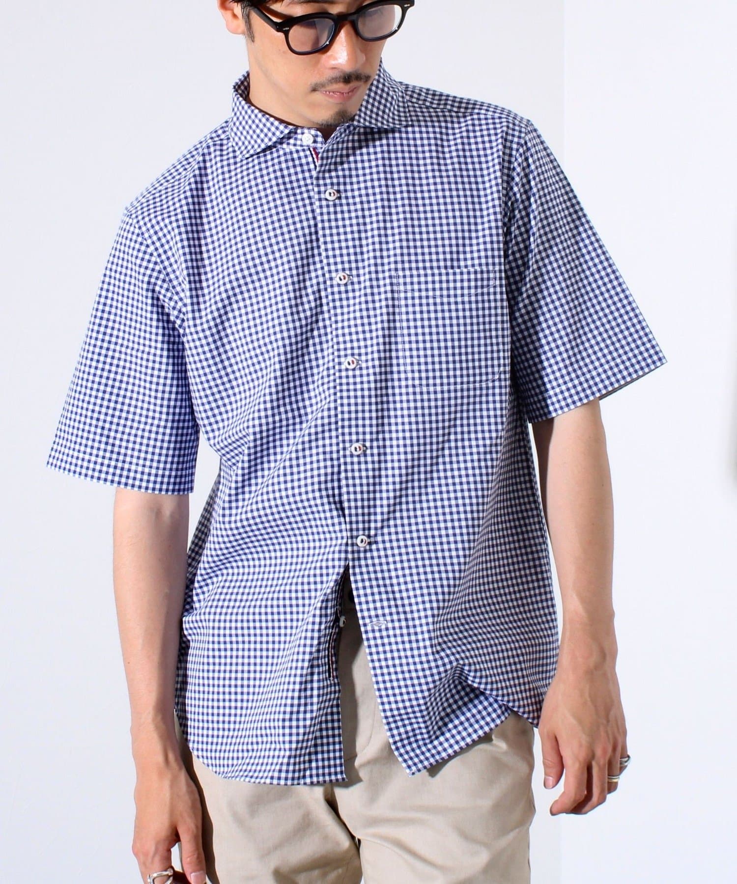 品のあるルックスを備えた「パラシュートカッタウェイS/S」。・前立て裏に配されたパラシュートテープでさりげないアクセント・襟は台襟付きカッタウェイ仕様でクリーンかつ程よい抜け感・高密度なストライプやギ
