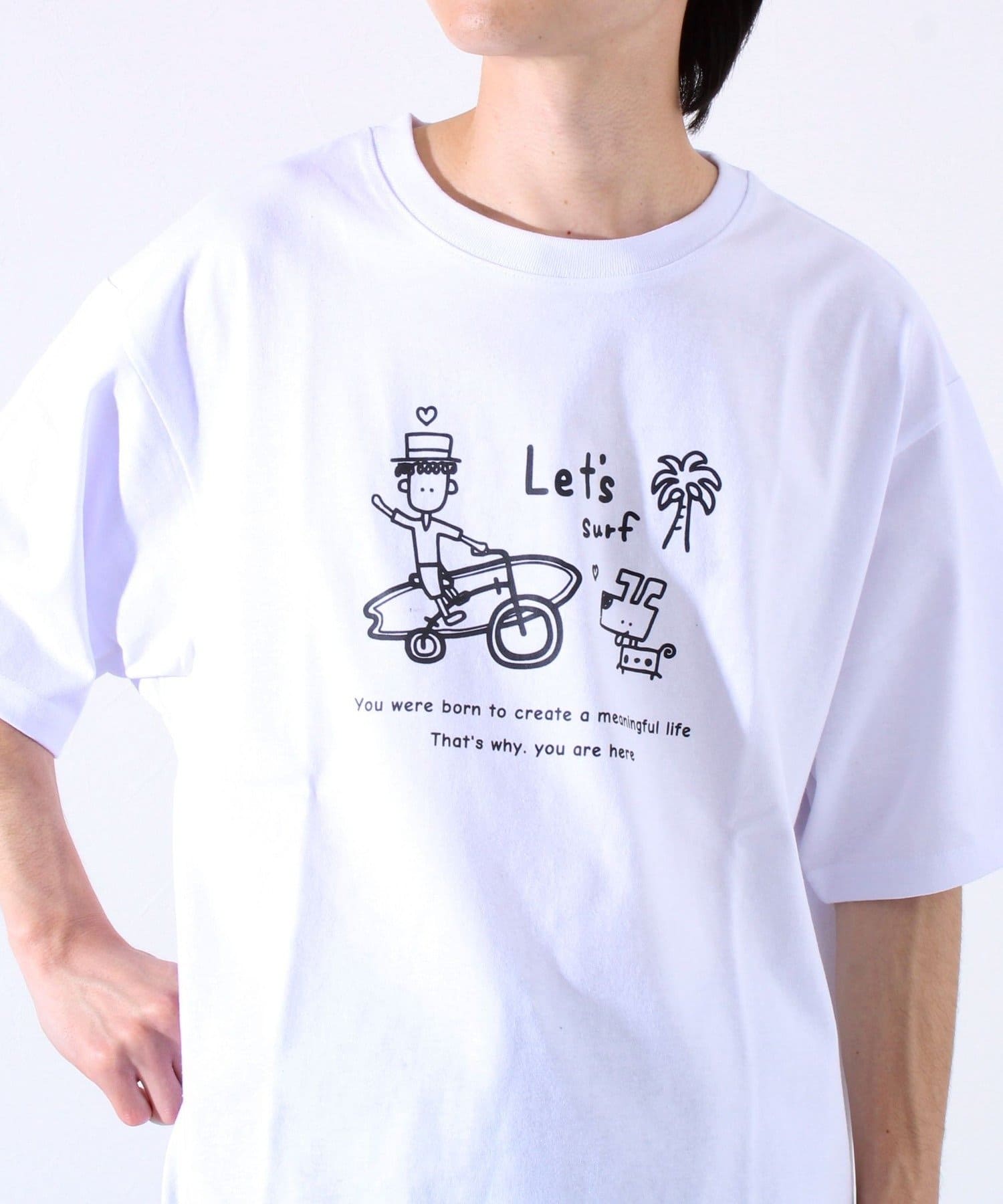 サーフボードをバイクに積んで旅立つ様子が描かれた"サーフ系ピースフル"なアートプリント。英語メッセージ入りでライフスタイル系の雰囲気が強く、ギフトにも◎。キャラの表情がどこかユーモ