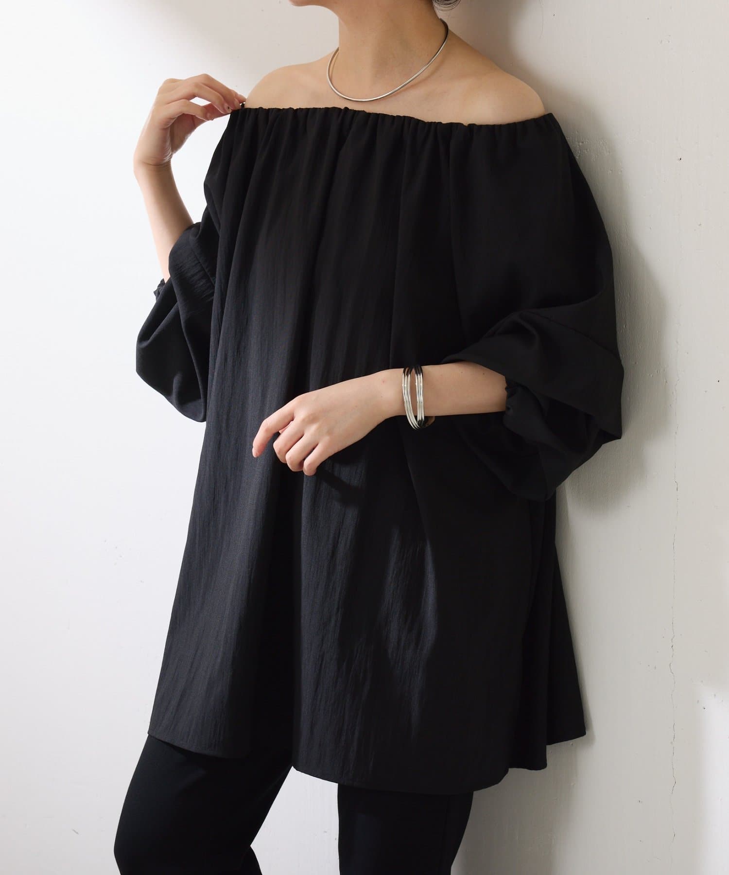 COLLAGE GALLARDAGALANTE ONLINE LIMITED ITEMオフショルやワンショルで楽しめるマルチウェイブラウス【POINT】・スクエアネックとギャザーの前後2WAYで着られ