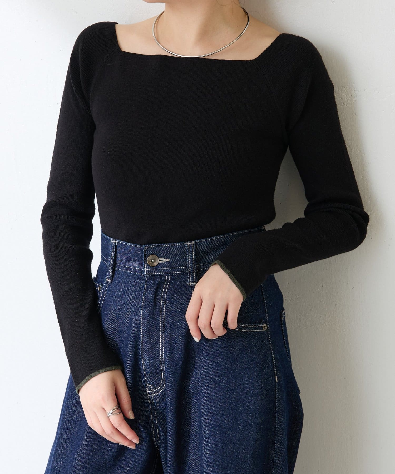 COLLAGE GALLARDAGALANTE ONLINE LIMITED２WAYで使える、大人ヘルシーなニットプルオーバー【POINT】・広めのスクエアネックがデコルテを美しく魅せ、華奢な印象にな