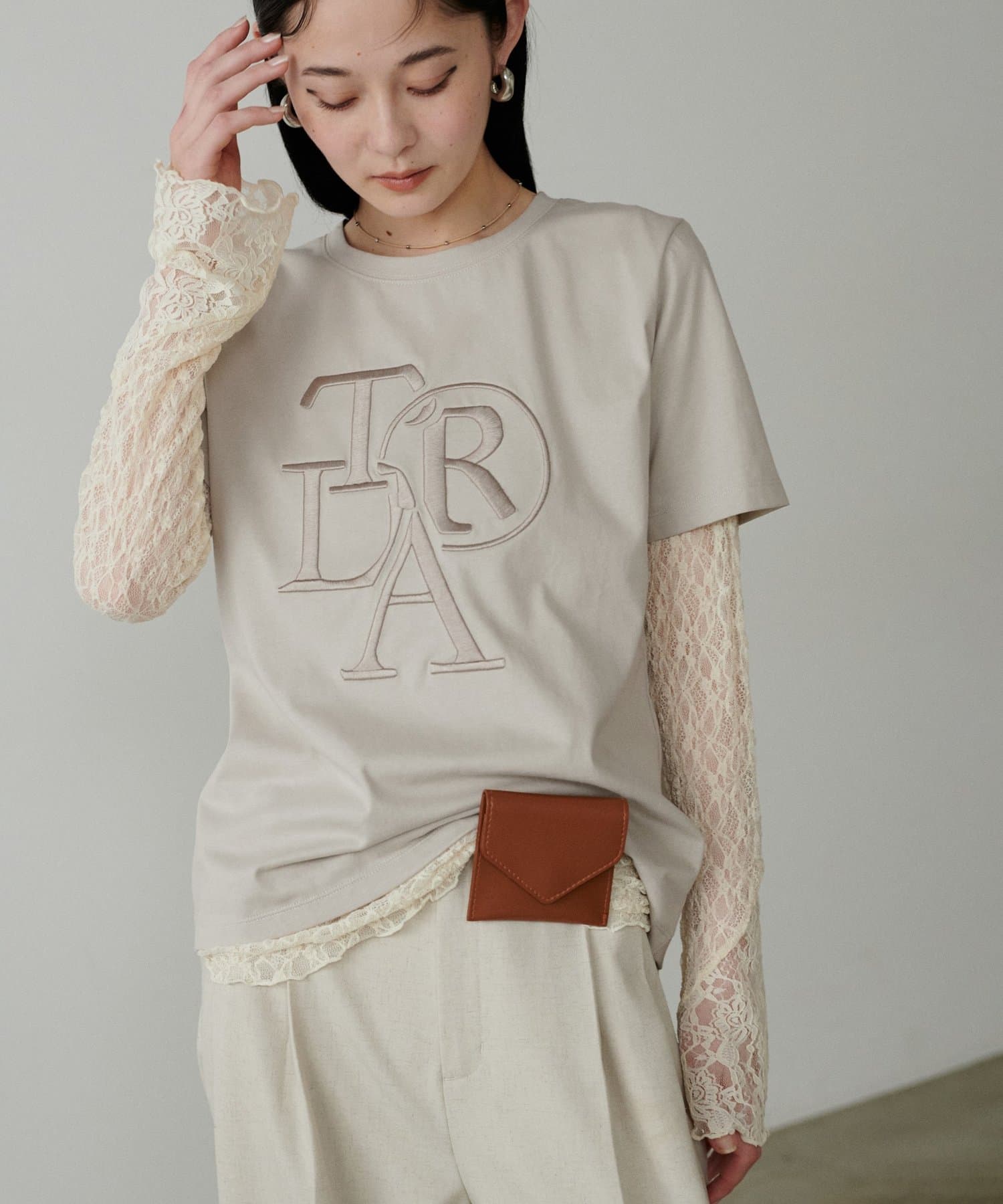 【2025AW LARUTA】厚盛ロゴ刺繍T※3051060221　と同型の商品となります※新色：ベージュ・モカ■Design　ぷっくりと厚みのある刺繍デザインが目を惹く刺繍Tシャツが新色を交えて再登