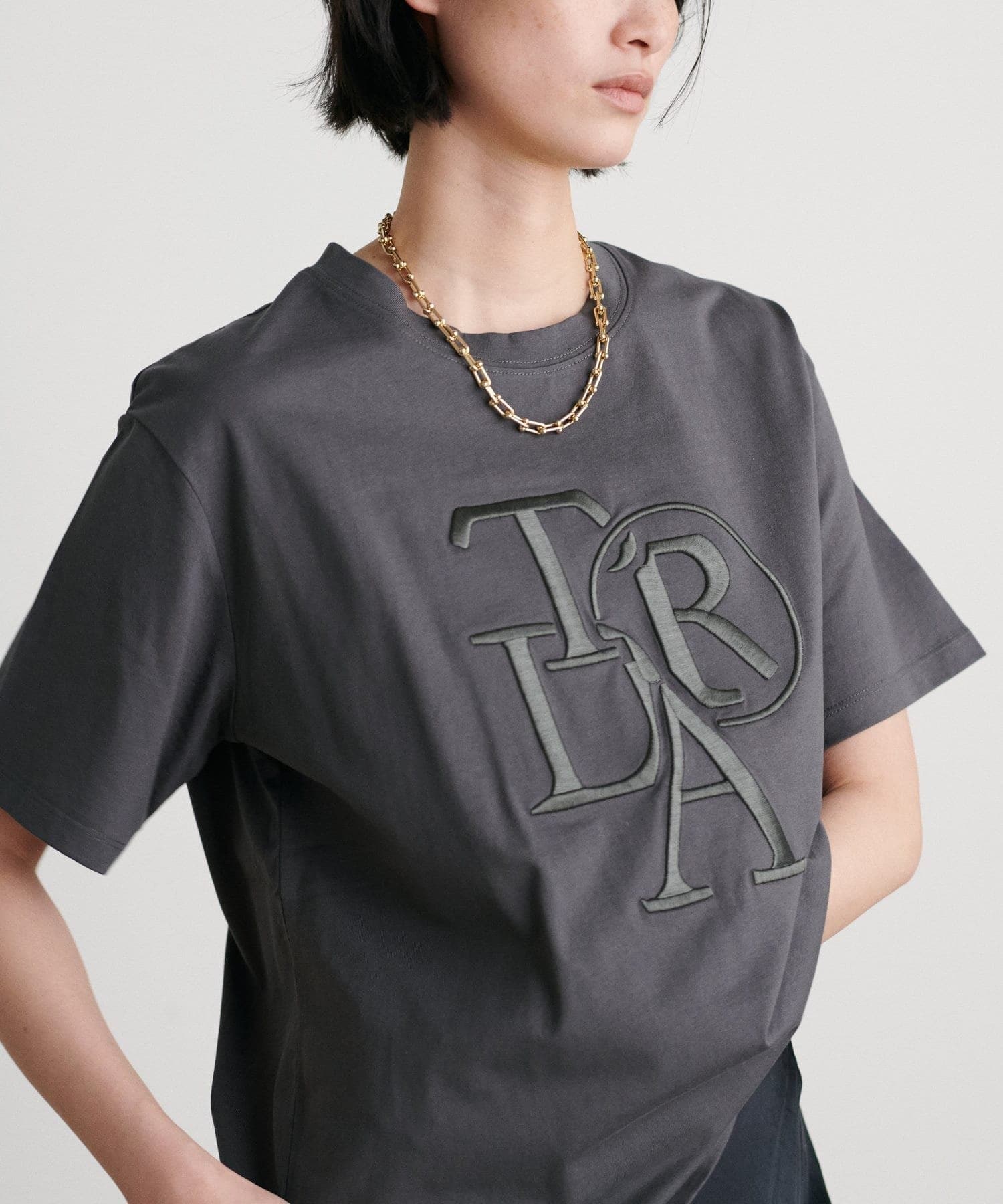 【2025AW LARUTA】厚盛ロゴ刺繍T※3051060221　と同型の商品となります※新色：ベージュ・モカ■Design　ぷっくりと厚みのある刺繍デザインが目を惹く刺繍Tシャツが新色を交えて再登