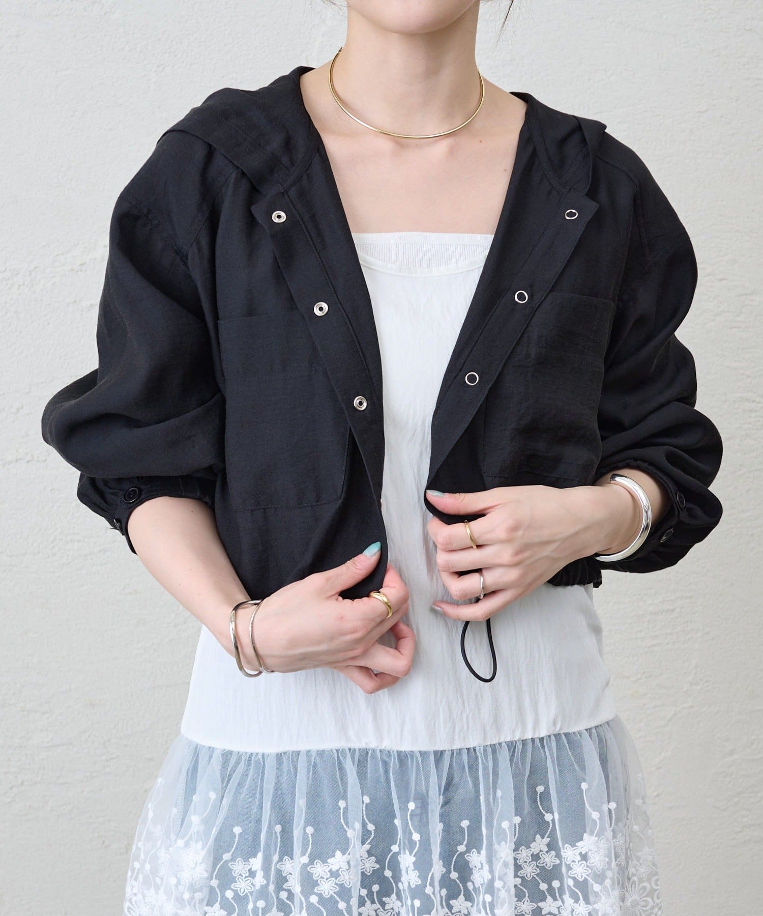 【2025 Spring ＆ Summer Pre Order】夏にぴったり！軽くて涼しげなブルゾン程よくヘルシーな透け感が、大人カジュアルスタイルにおすすめの１枚。裾はドローコードを絞ってシルエット