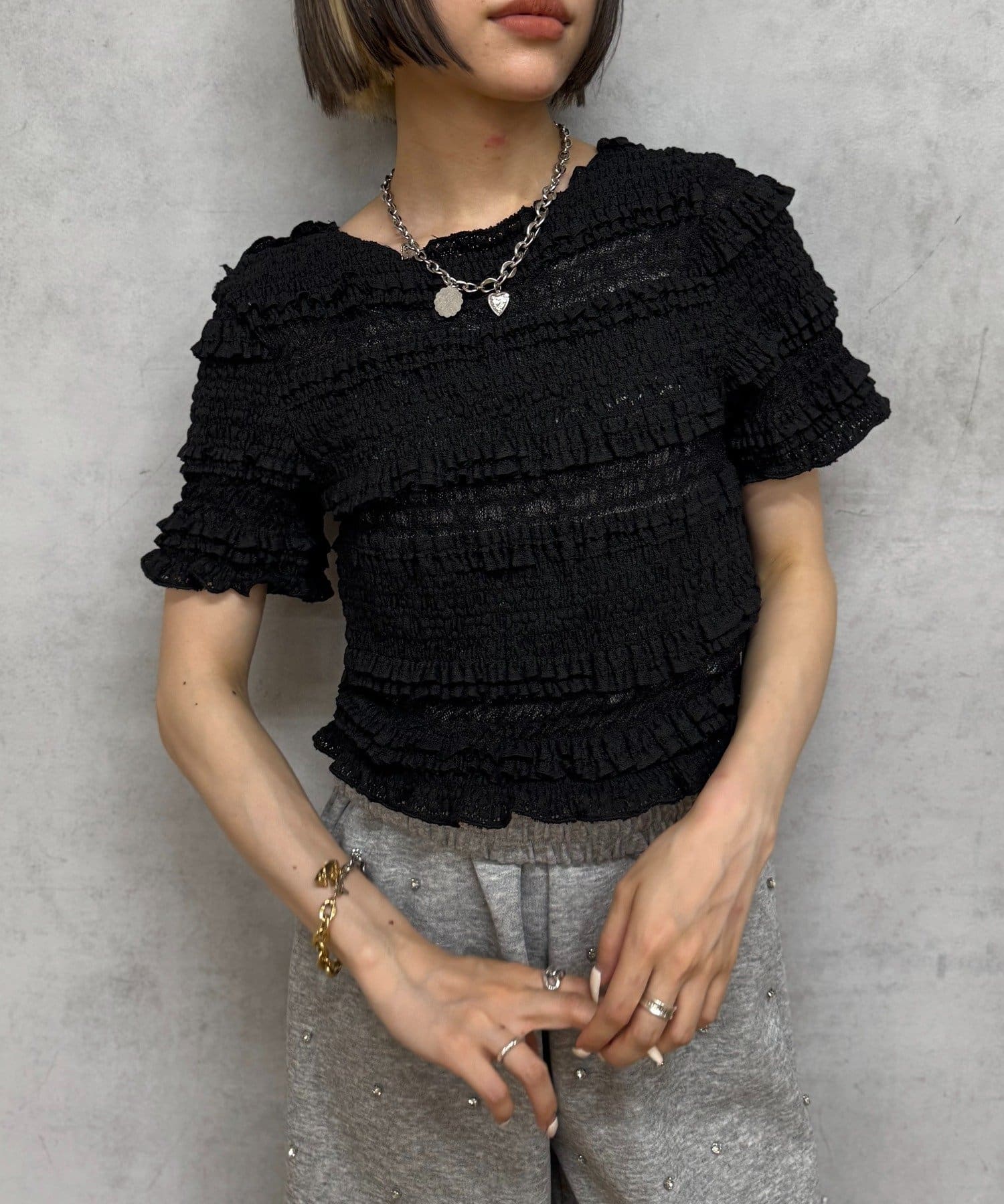 レース×シャーリング 一枚で華やかに▼デザイン・段々になったフリルが可愛いトップス・体のラインに沿うシャーリングでスタイルアップ♪・首元も広くスッキリとした印象に▼コーディネート・フリフリしながらもス