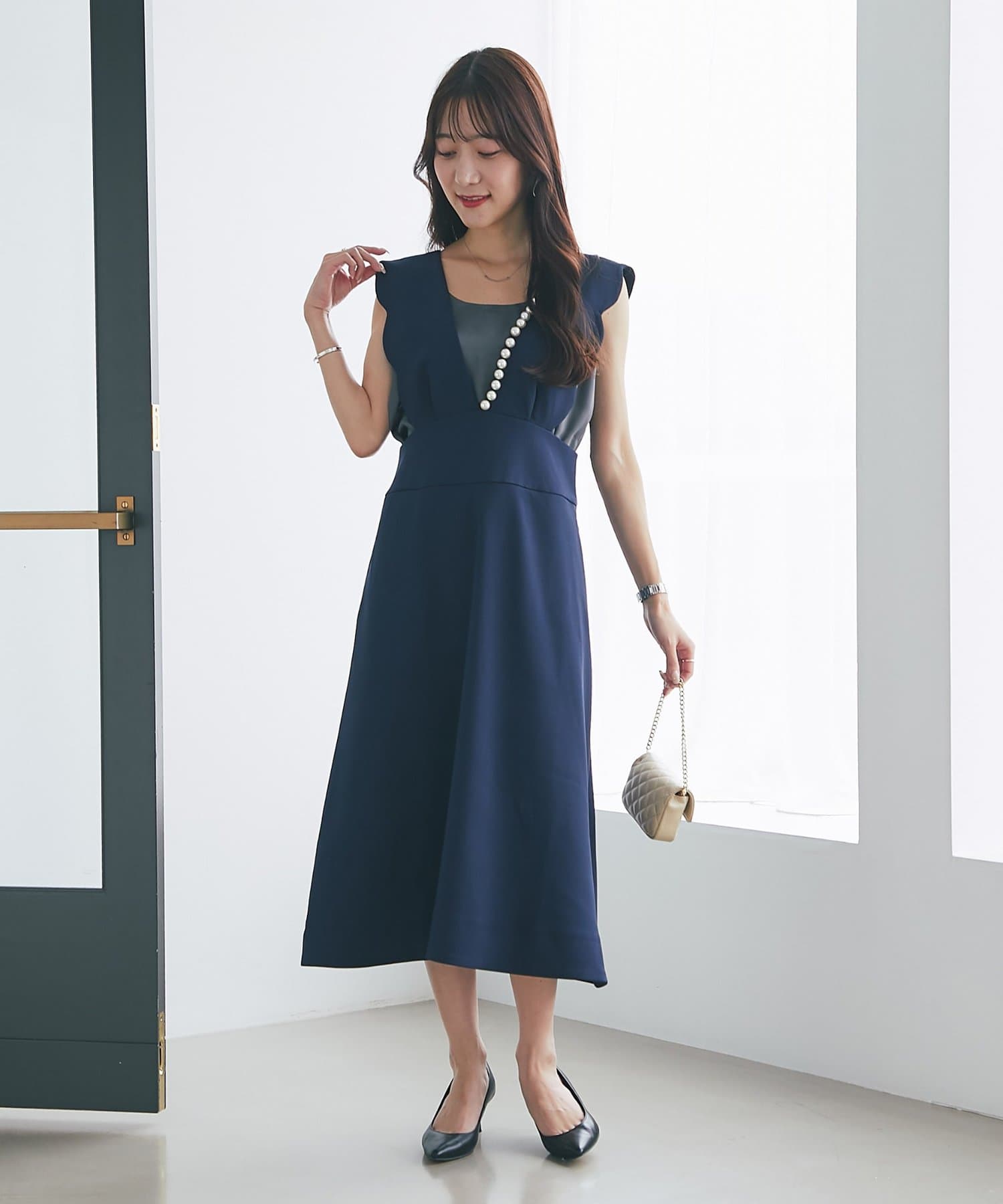 人気スタッフmiki監修！最強モテワンピース●デザイン大きめなパールが印象的で、顔回りを華やかにしてくれるパールジャンドレ。人気のジャンドレがフレアシルエットになって登場しました。上品な丈感のフレアス