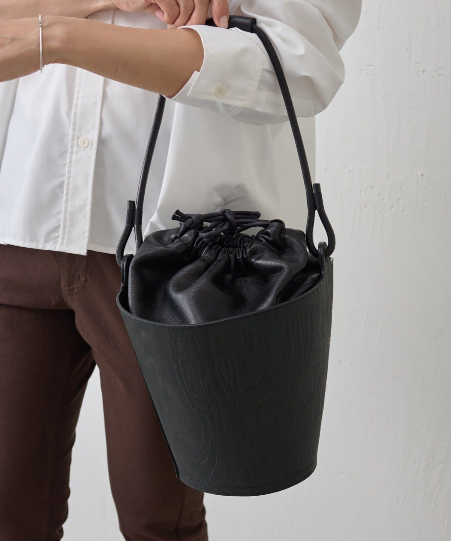 BEARDSLEY バケツ型レザー2WAYバケットバッグ BEARDSLEY（ビアズリー）の「バケツ型レザー2WAYバケットバッグ