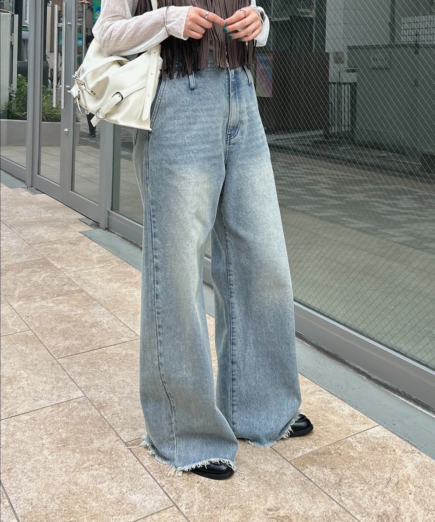 スタイルアップが叶う♡美シルエットなデニムが登場！●ポイント・ウエストの部分にゴムが入っている為、サイズ調節も可能です！●デザイン・裾はカットオフ仕様になっており、程よいワイド感とハイウエストで脚のラ