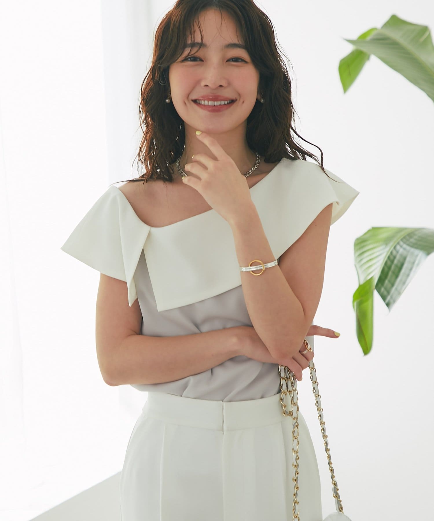 La boutique BonBon✨バイカラーメローラッフルブラウス　水色 小顔効果】アシメビッグカラーブラウス | La boutique BonBon