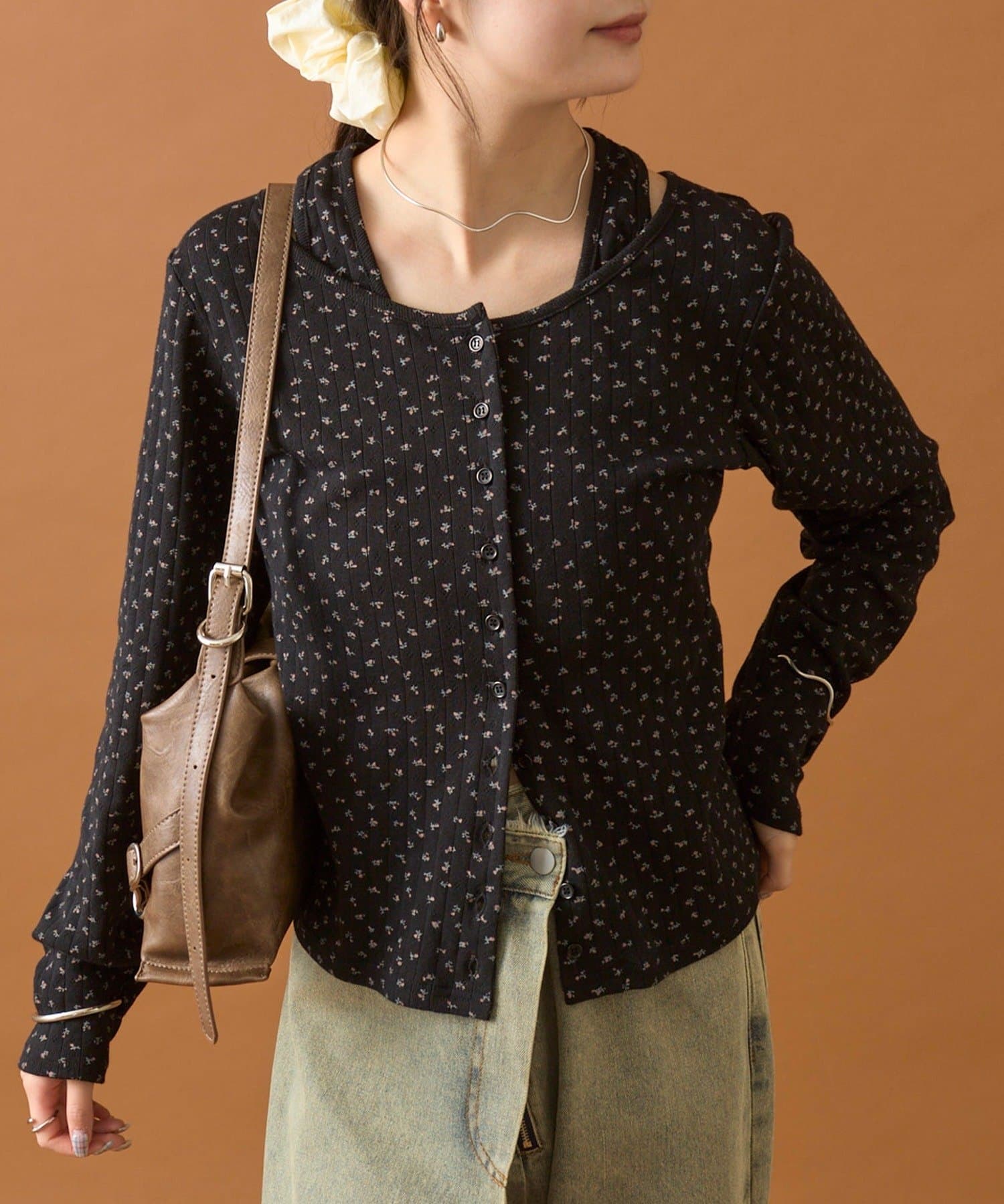 ホルターネック×花柄のデザインがかわいい♡ロングTシャツが登場！●デザイン・花柄の可愛らしさと首元がホルターデザインで抜け感がプラスされたアイテム。・ホルターネックでデコルテ部分が見えるのですっきりし