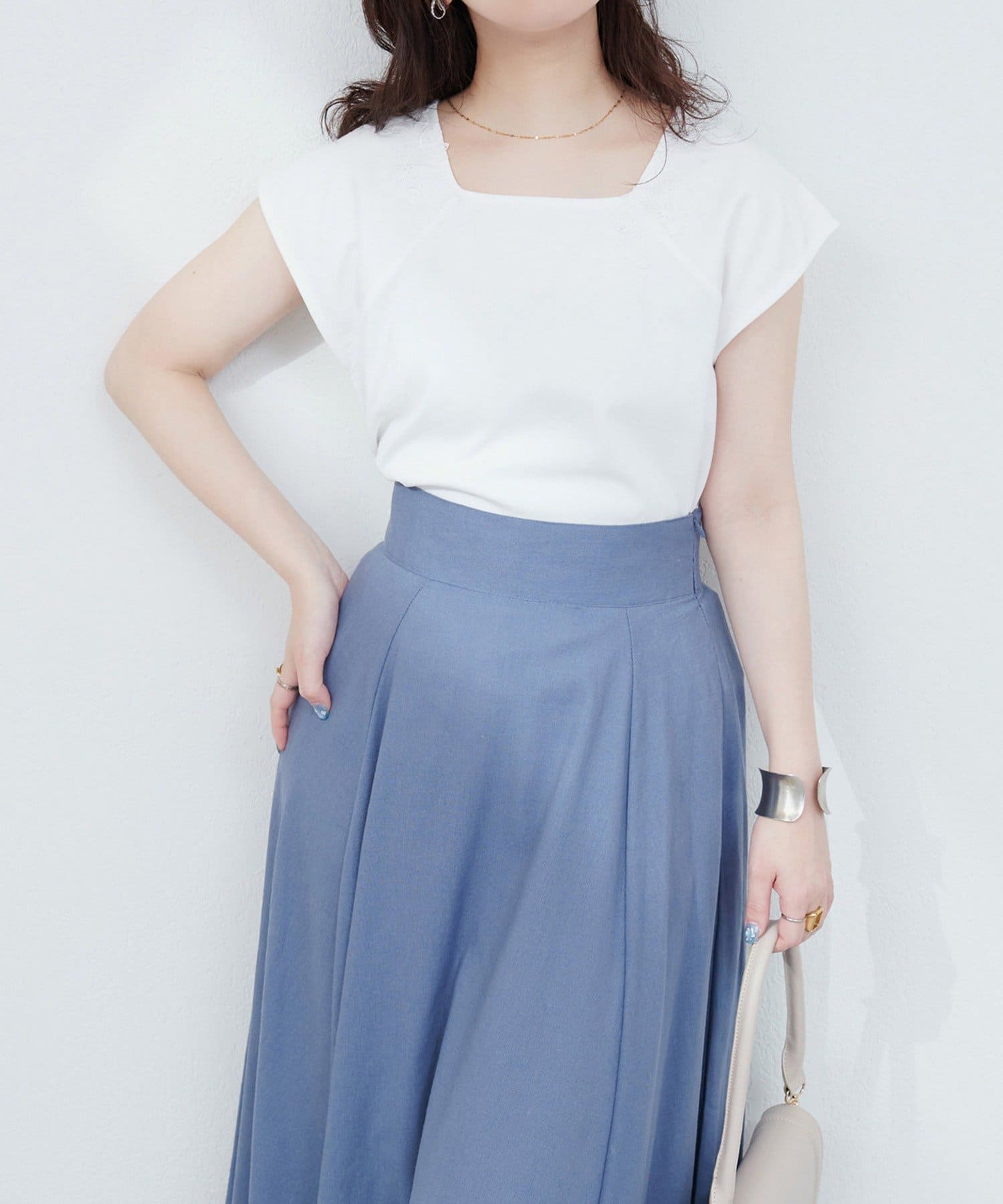【2025SS natural couture】花柄レーススクエアネックTシャツ■Design大人の女性の魅力を引き出す、上品でフェミニンなトップス。シンプルながらも、スクエアネックと繊細なレース装飾