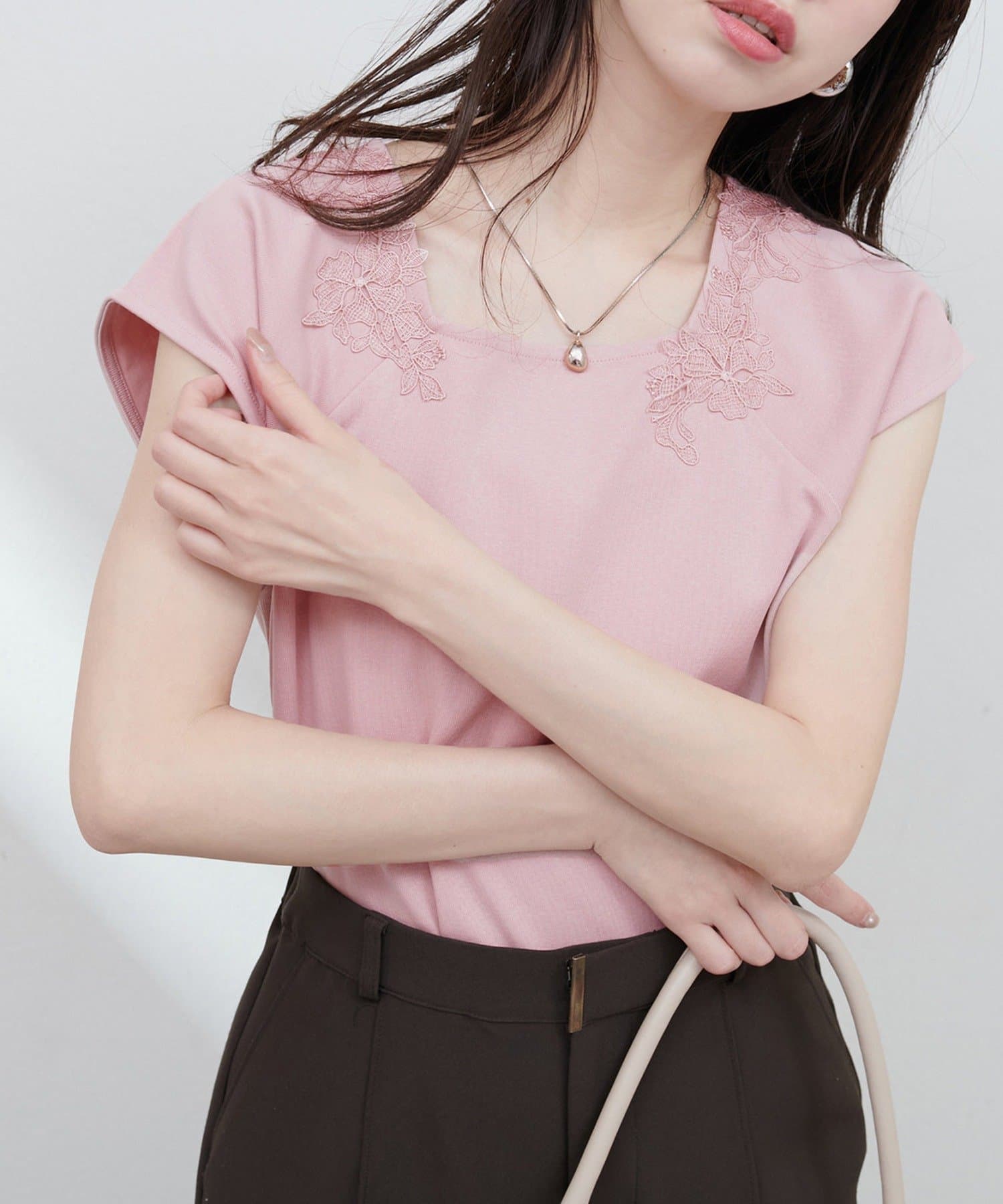 【2025SS natural couture】花柄レーススクエアネックTシャツ■Design大人の女性の魅力を引き出す、上品でフェミニンなトップス。シンプルながらも、スクエアネックと繊細なレース装飾
