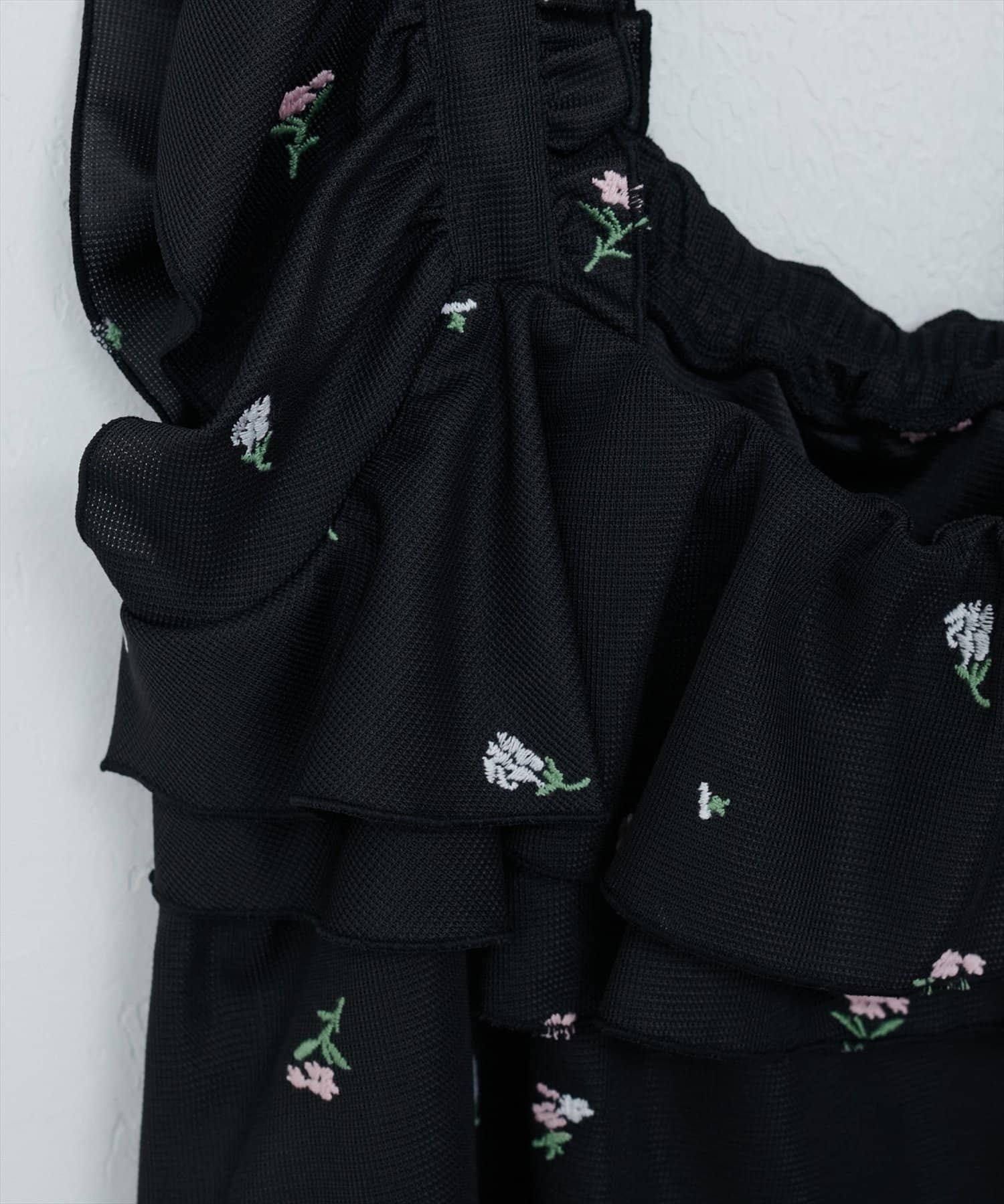NICE CLAUP / OLIVE des OLIVE OUTLET(ナイスクラップ  / オリーブ デ オリーブ アウトレット) 【natural couture】フラワー刺繍フリルショルダーキャミ