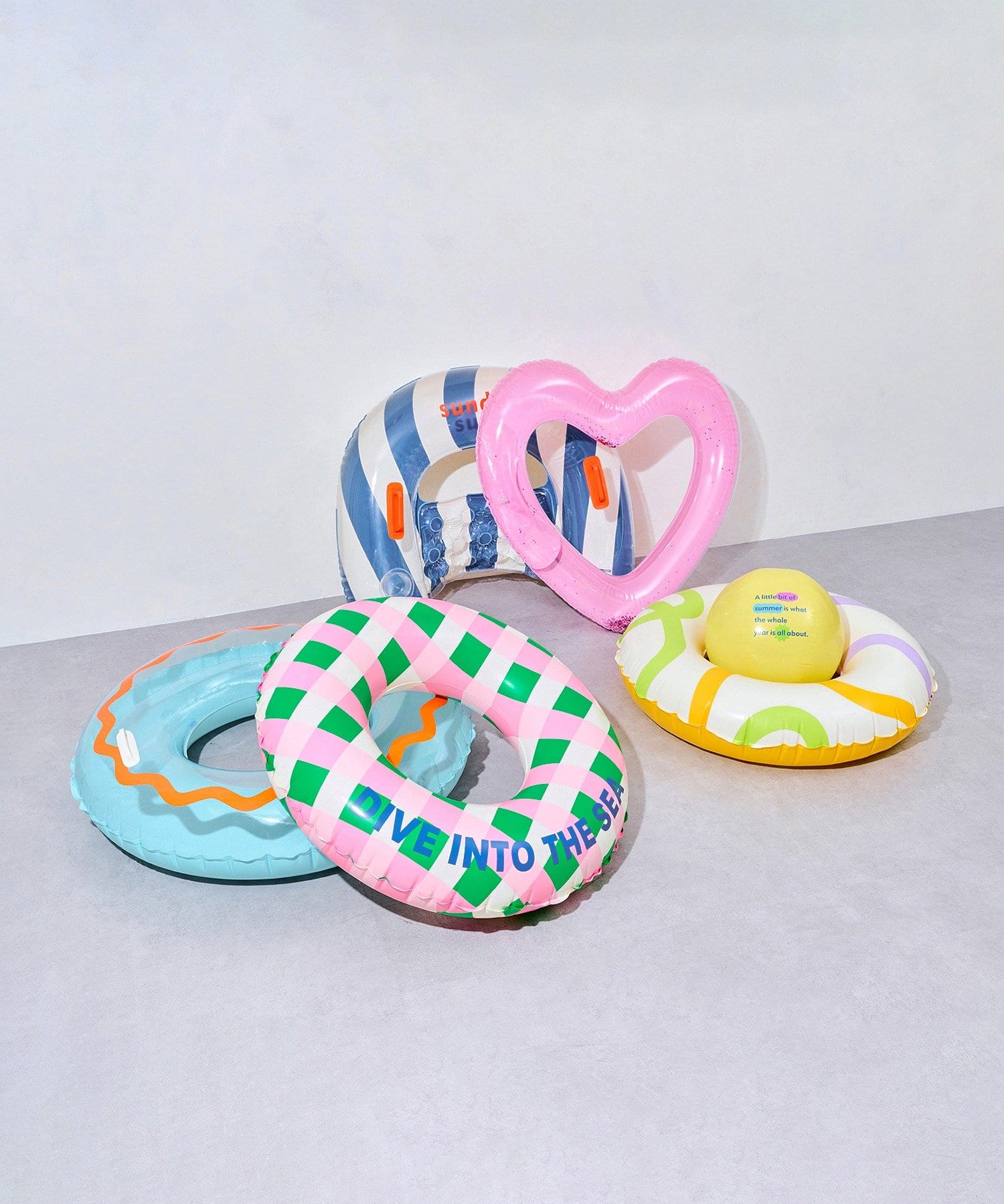 3COINS(スリーコインズ) 持ち手付き浮き輪：90cm