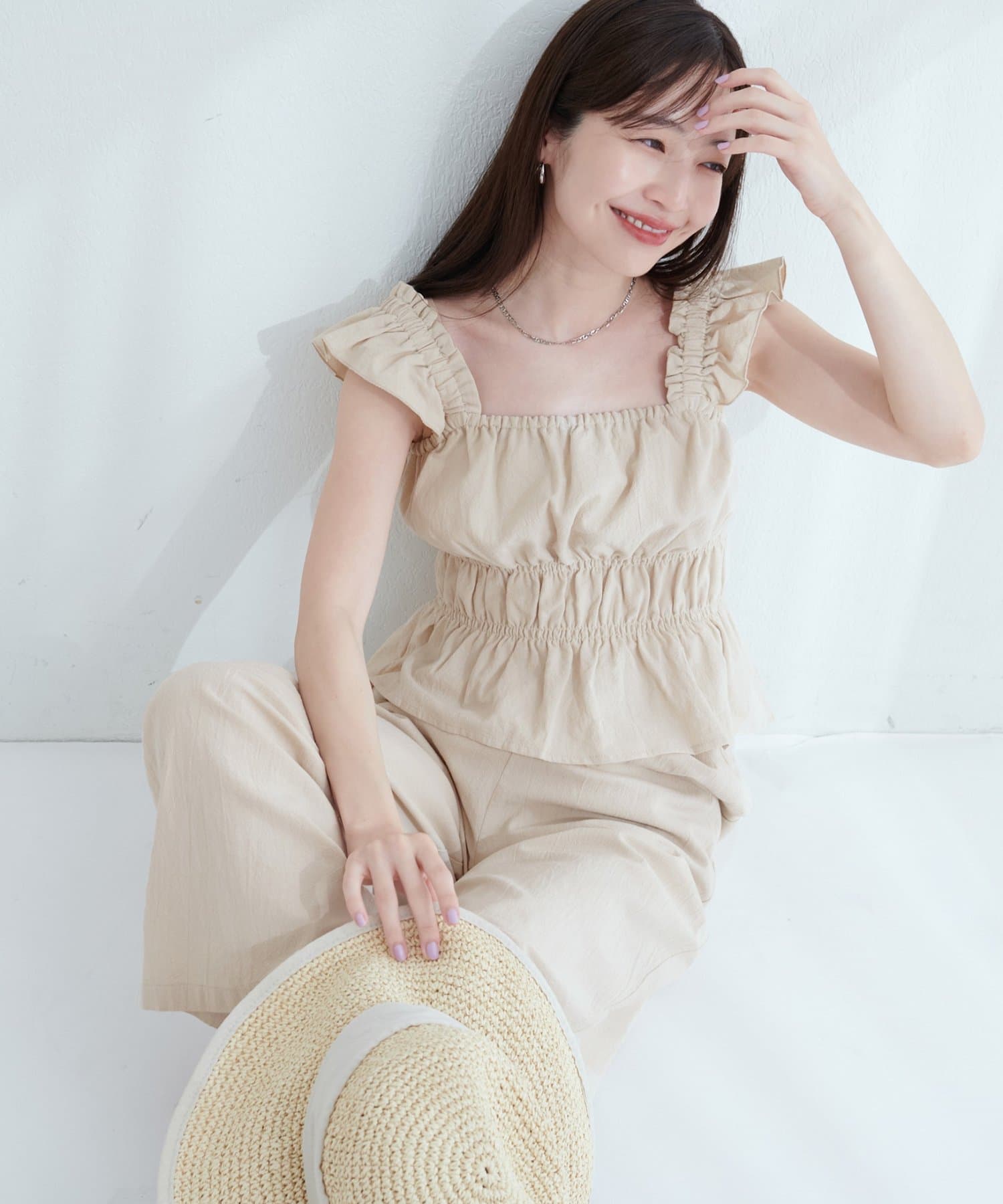 【2025SS natural couture】シャーリングキャミパンツセット■Design都会にもリゾートにも映える、大人のためのリラックスセットアップ。トップスは、肩のフリルとシャーリングがフェミ